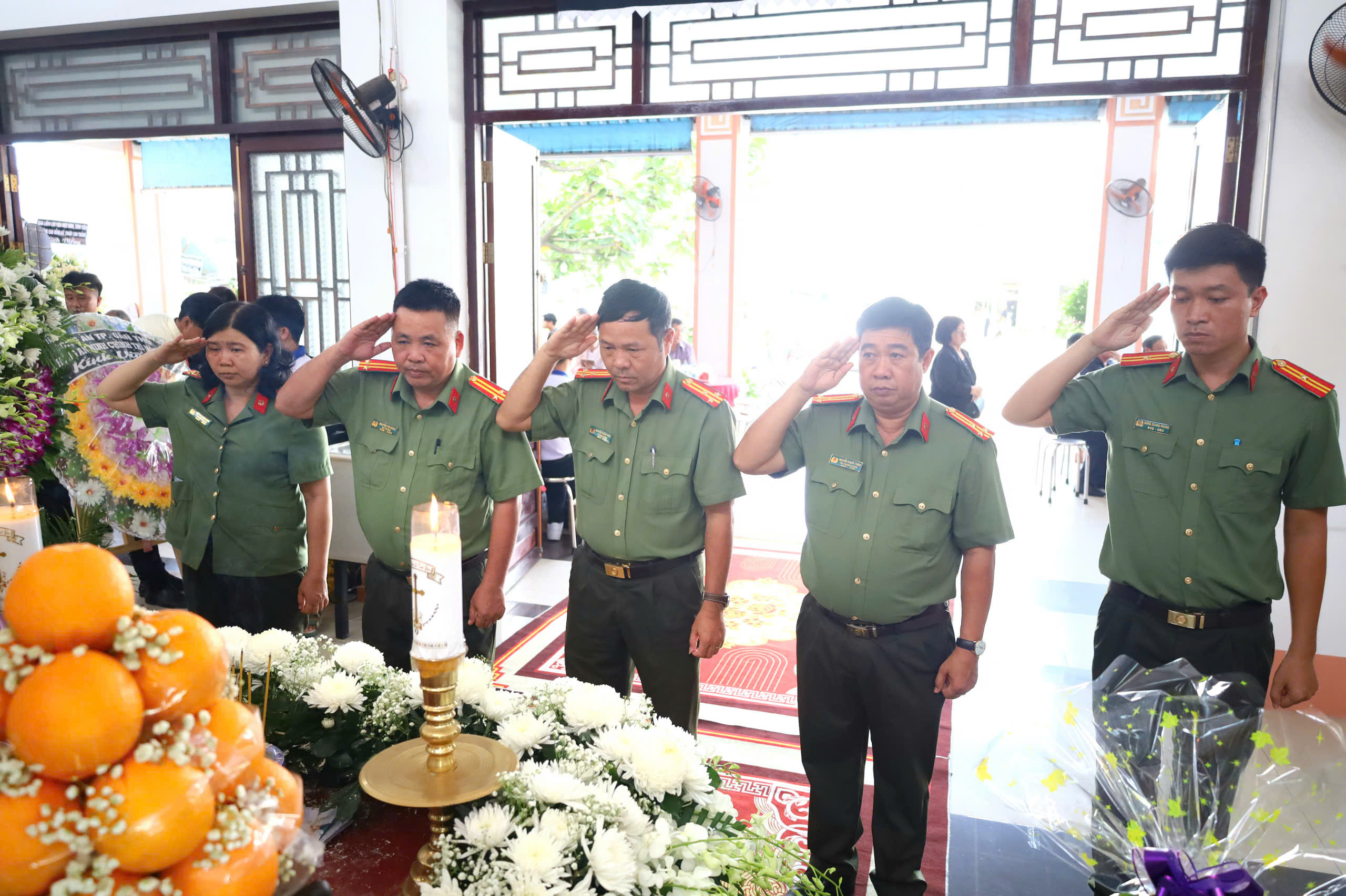 Thượng tá Nguyễn Hoàng Phúc - Trưởng Phòng An ninh Chính trị nội bộ (PA03) Công an TP. Cần Thơ đến viếng GS, TS, AHLĐ, NGND Võ Tòng Xuân.