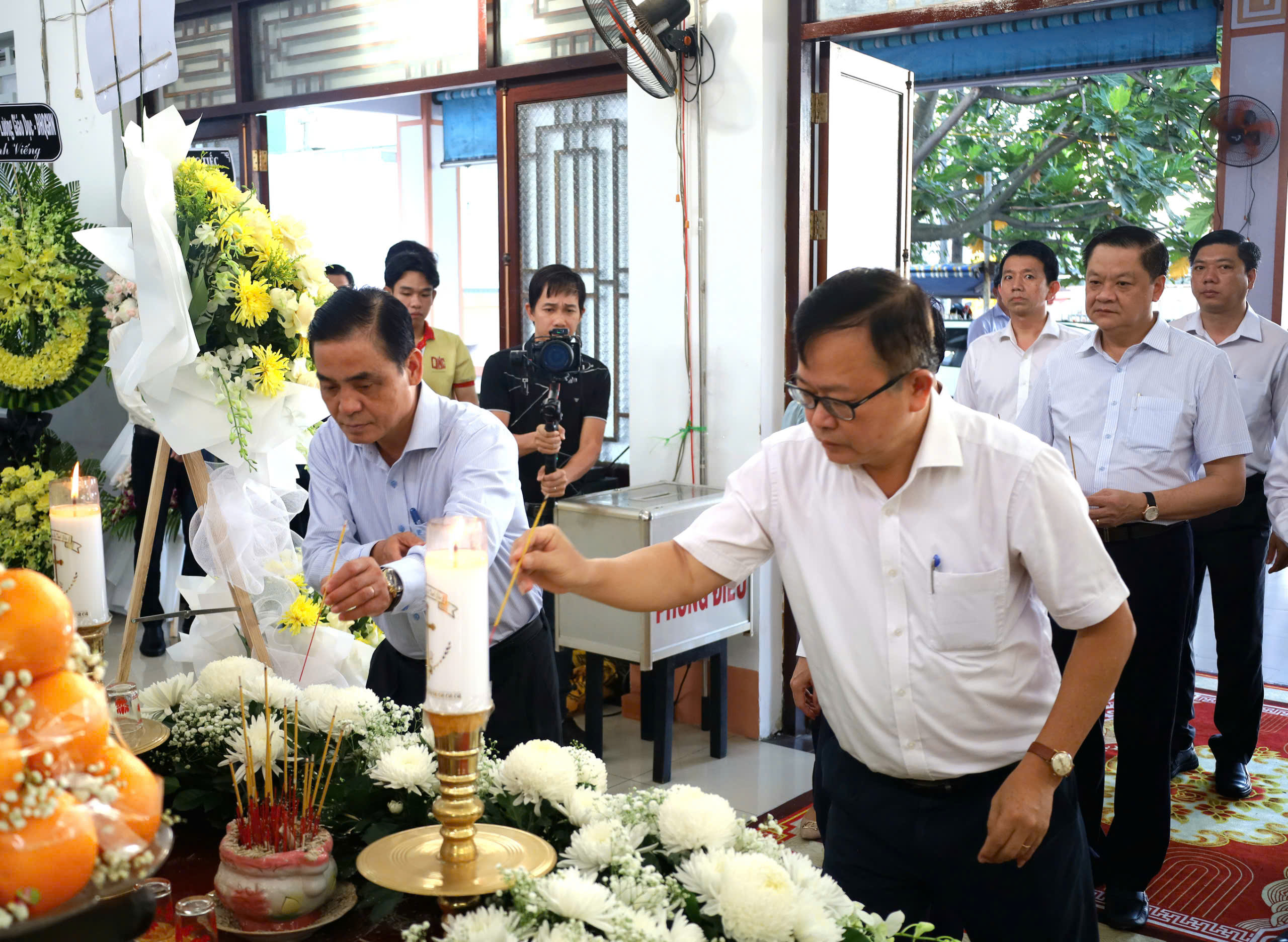 Ông Nguyễn Trung Nhân - Ủy viên BTV Thành ủy, Chủ tịch UB MTTQ Việt Nam TP. Cần Thơ và ông Nguyễn Xuân Hải - Ủy viên BTC Thành ủy, Phó Chủ tịch thường trực HĐND TP. Cần Thơ thắp hương GS, TS, AHLĐ, NGND Võ Tòng Xuân.