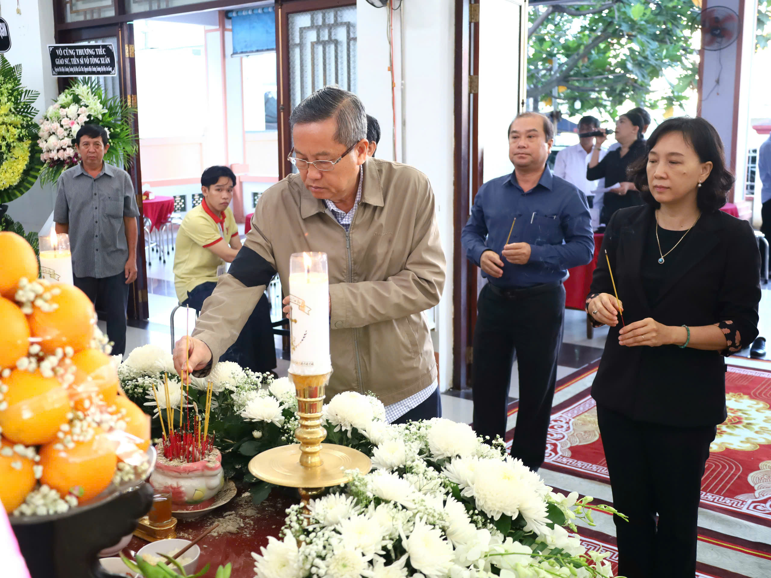 Ông Lê Văn Nưng - Phó Bí thư thường trực Tỉnh ủy - Chủ tịch HĐND tỉnh An Giang, Trưởng ban tổ chức tang lễ thắp hương GS, TS, AHLĐ, NGND Võ Tòng Xuân.