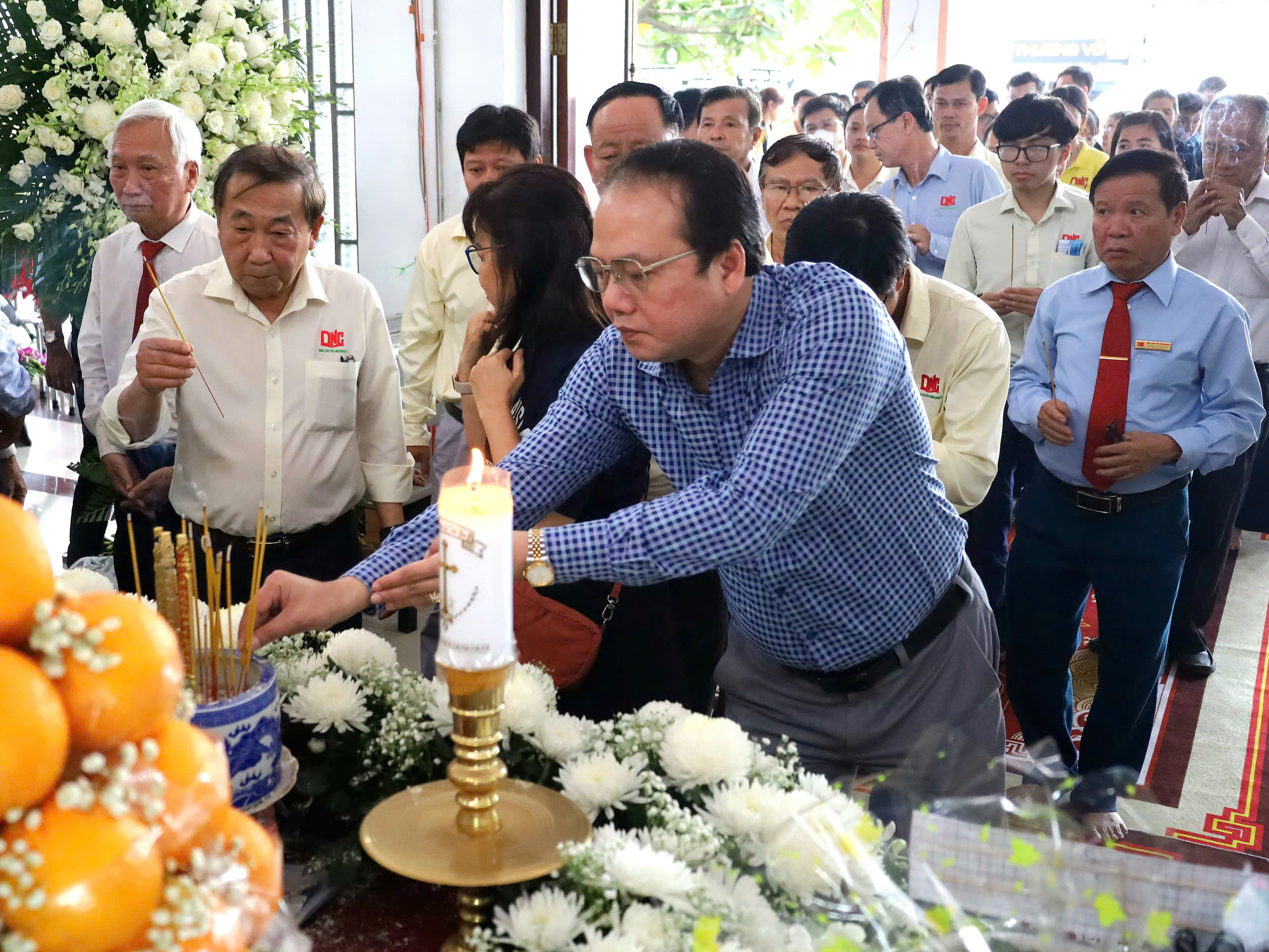 Tiến sĩ Trần Hữu Xinh - Phó Hiệu trưởng Trường Đại học Nam Cần Thơ thắp hương GS, TS, AHLĐ, NGND Võ Tòng Xuân.