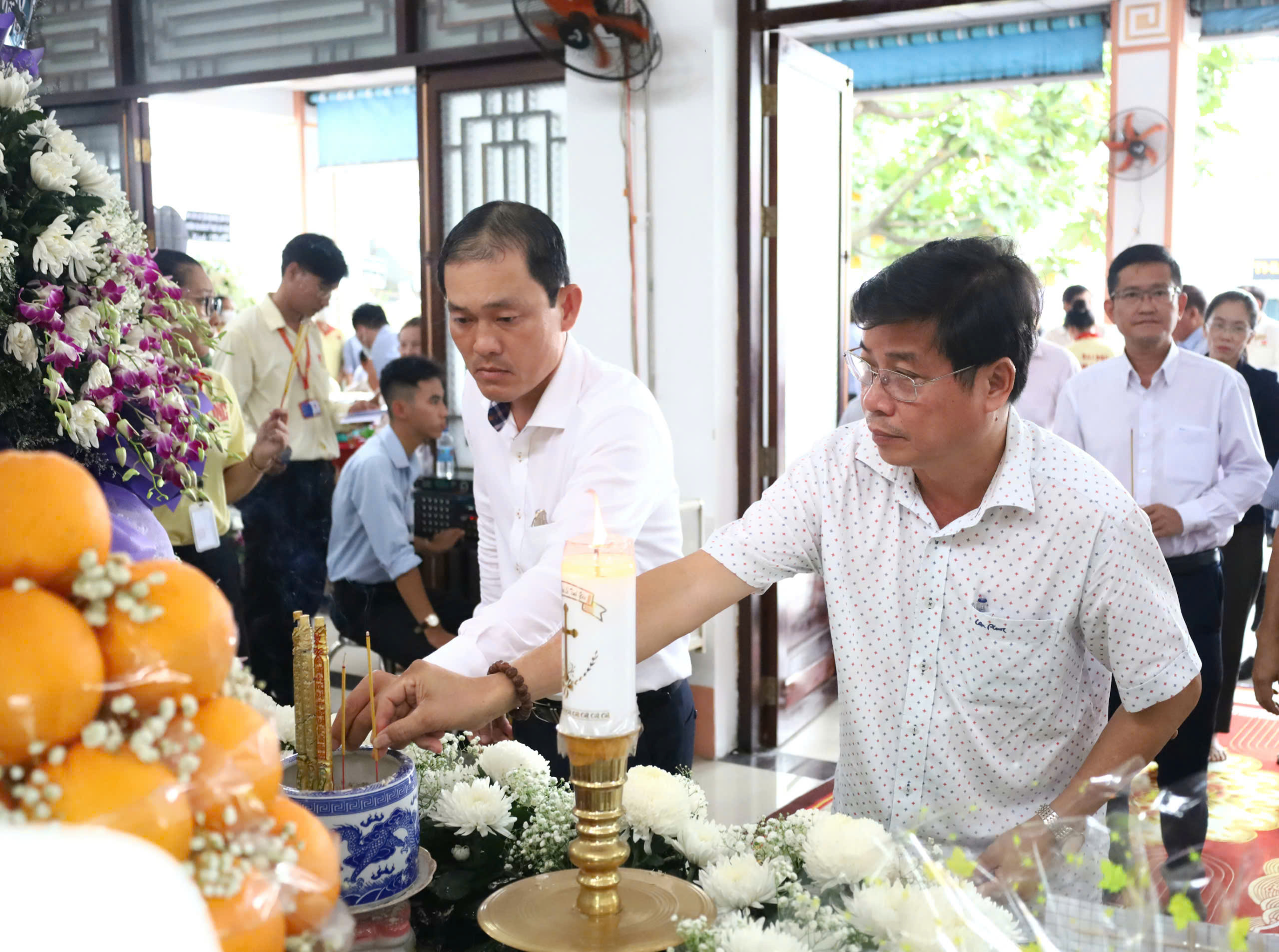 Đoàn Sở KHCN TP. Cần Thơ do ông Ngô Anh Tín - Giám đốc Sở KHCN TP. Cần Thơ làm trưởng đoàn đến viếng GS, TS, AHLĐ, NGND Võ Tòng Xuân.