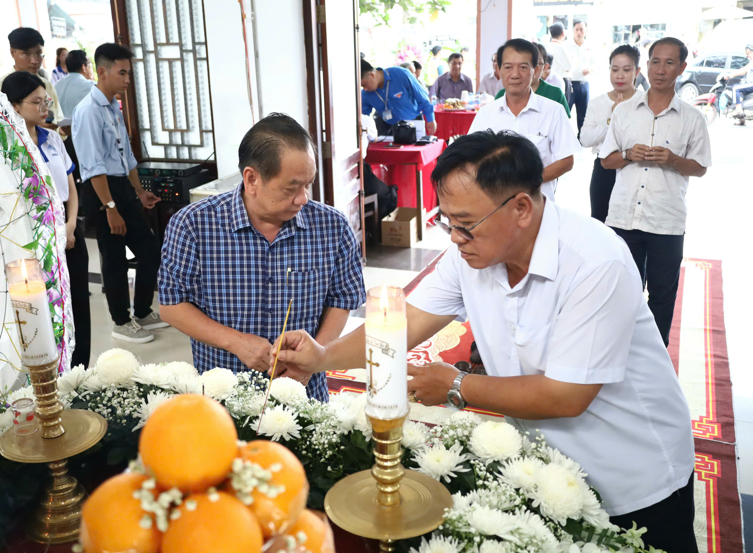 Ông Nguyễn Thanh Xuân - Chủ tịch Hội Khuyến học TP. Cần Thơ thắp hương GS, TS, AHLĐ, NGND Võ Tòng Xuân.