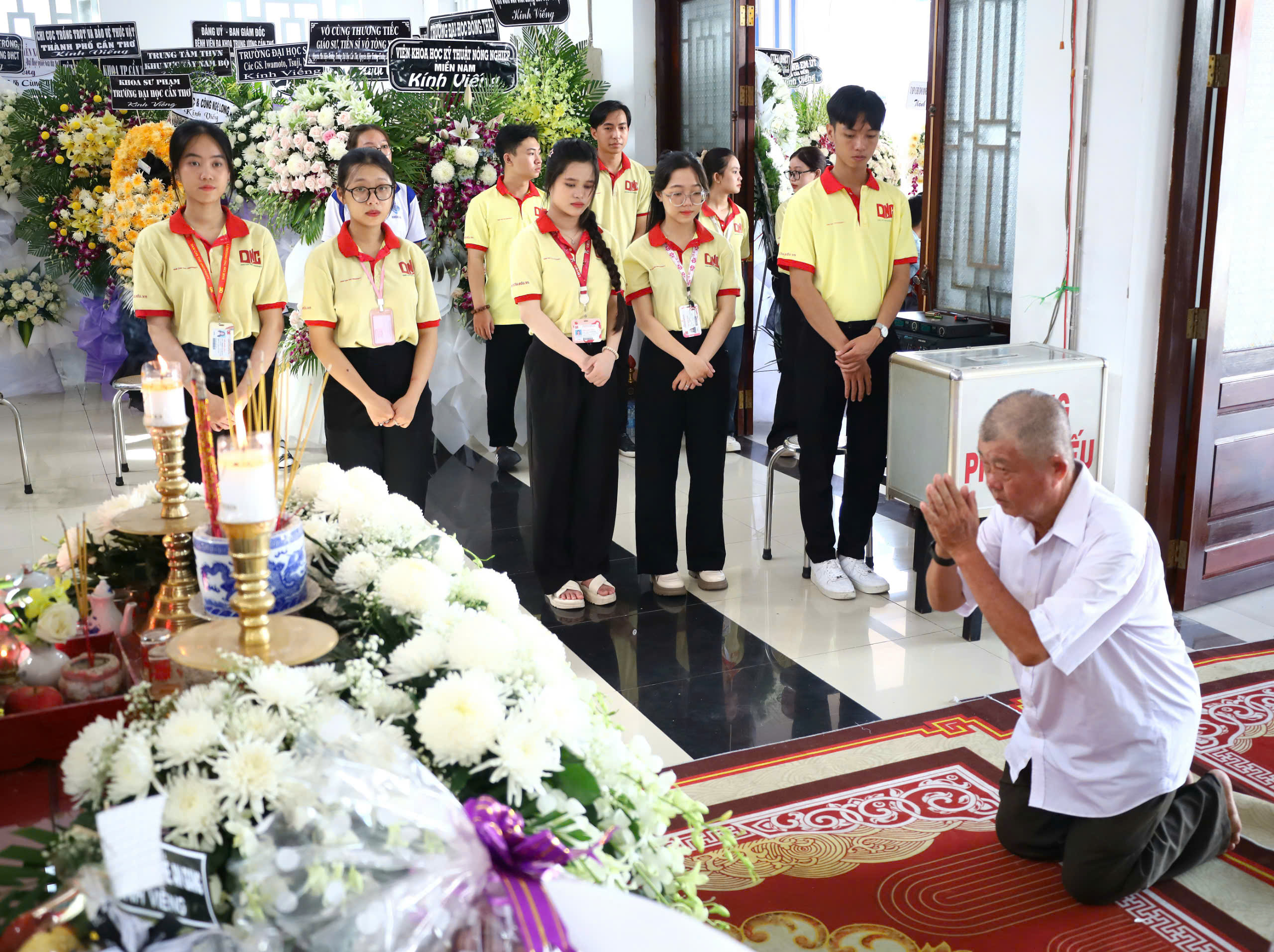 Trong những ngày qua, sinh viên Trường Đại học Nam Cần Thơ luôn có mặt để cùng gia đình GS, TS, AHLĐ, NGND Võ Tòng Xuân làm công tác tổ chức tang lễ chu đáo.