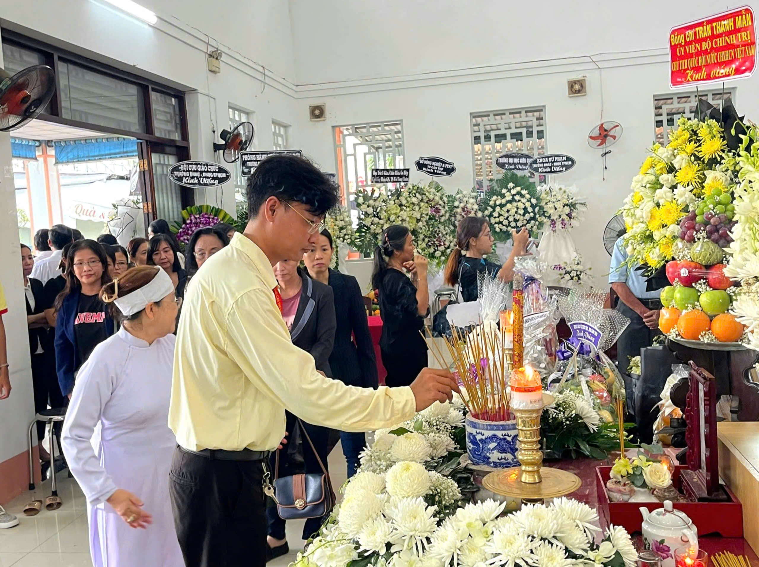 Anh Nguyễn Văn Toàn – Nhân viên Trung tâm Hỗ trợ sinh viên & Hỗ trợ doanh nghiệp Trường Đại học Nam Cần Thơ thắp hương cho GS, TS, AHLĐ, NGND Võ Tòng Xuân.