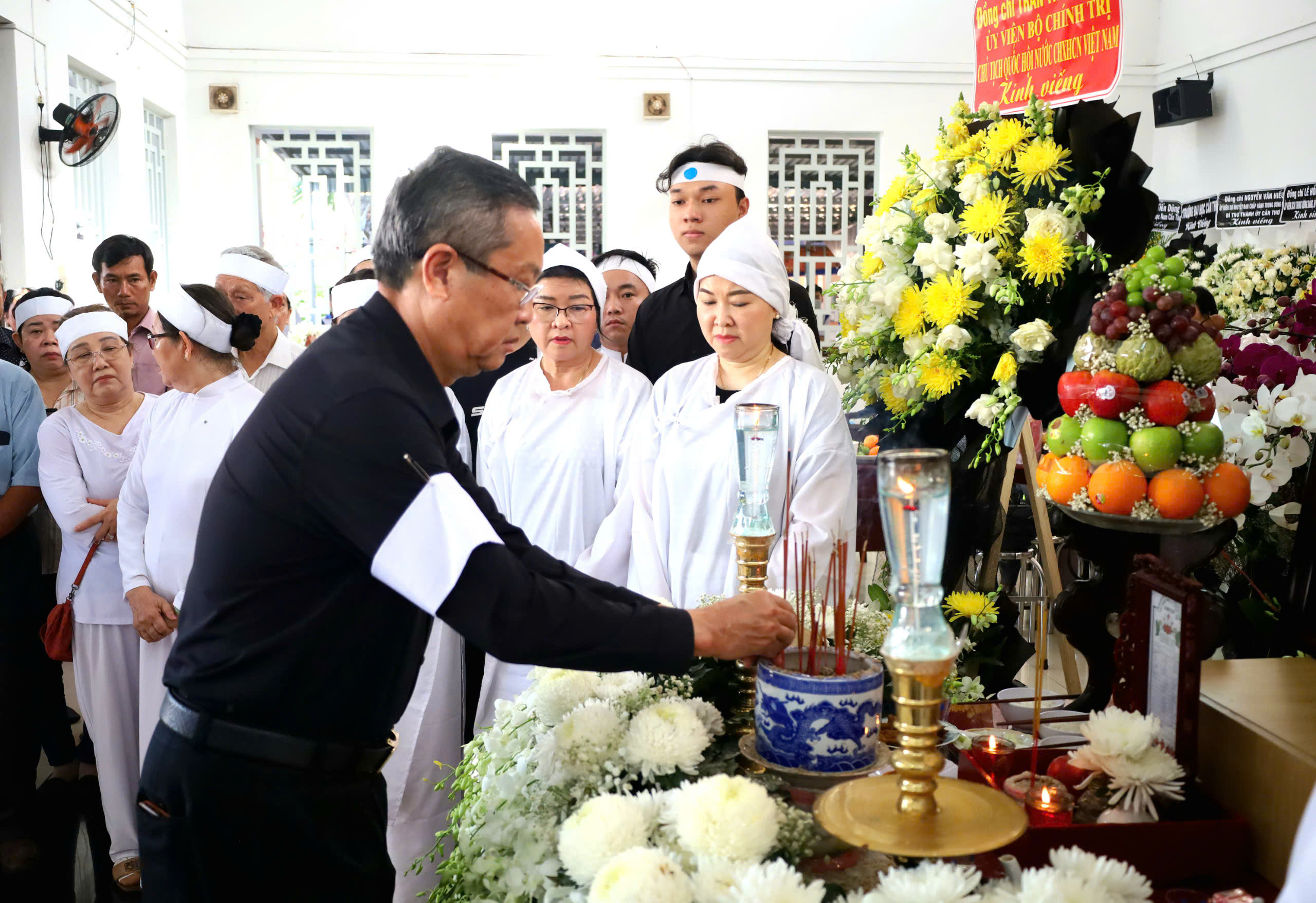 Ông Lê Văn Nưng - Phó Bí thư thường trực Tỉnh ủy, Chủ tịch HĐND tỉnh An Giang, Trưởng ban tổ chức tang lễ thắp hương cho GS, TS, AHLĐ, NGND Võ Tòng Xuân trước khi diễn ra lễ truy điệu.