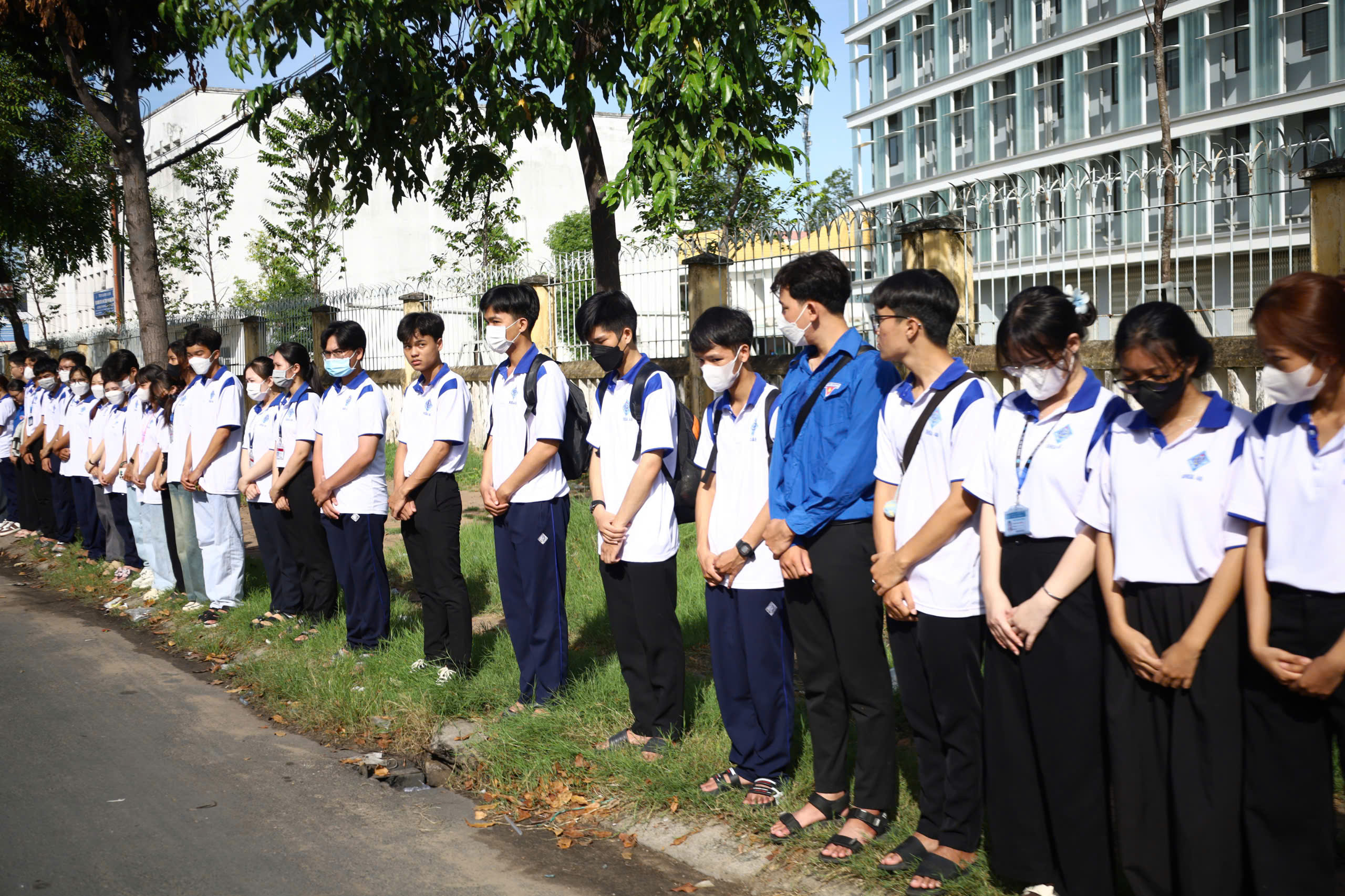 Sinh viên Trường Đại học Cần Thơ đứng thành hàng dài khu vực trước cổng trường chào tiễn biệt GS, TS, AHLĐ, NGND Võ Tòng Xuân, nguyên Phó hiệu trưởng của trường.