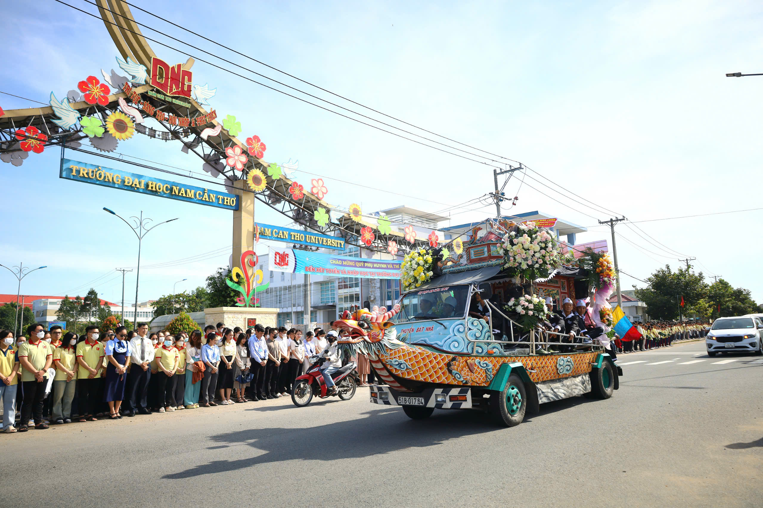 Tập thể cán bộ, giáo viên và sinh viên cúi đầu tiễn đưa GS, TS, AHLĐ, NGND Võ Tòng Xuân trong phút linh cữu giáo sư được đưa ngang qua cổng trường.