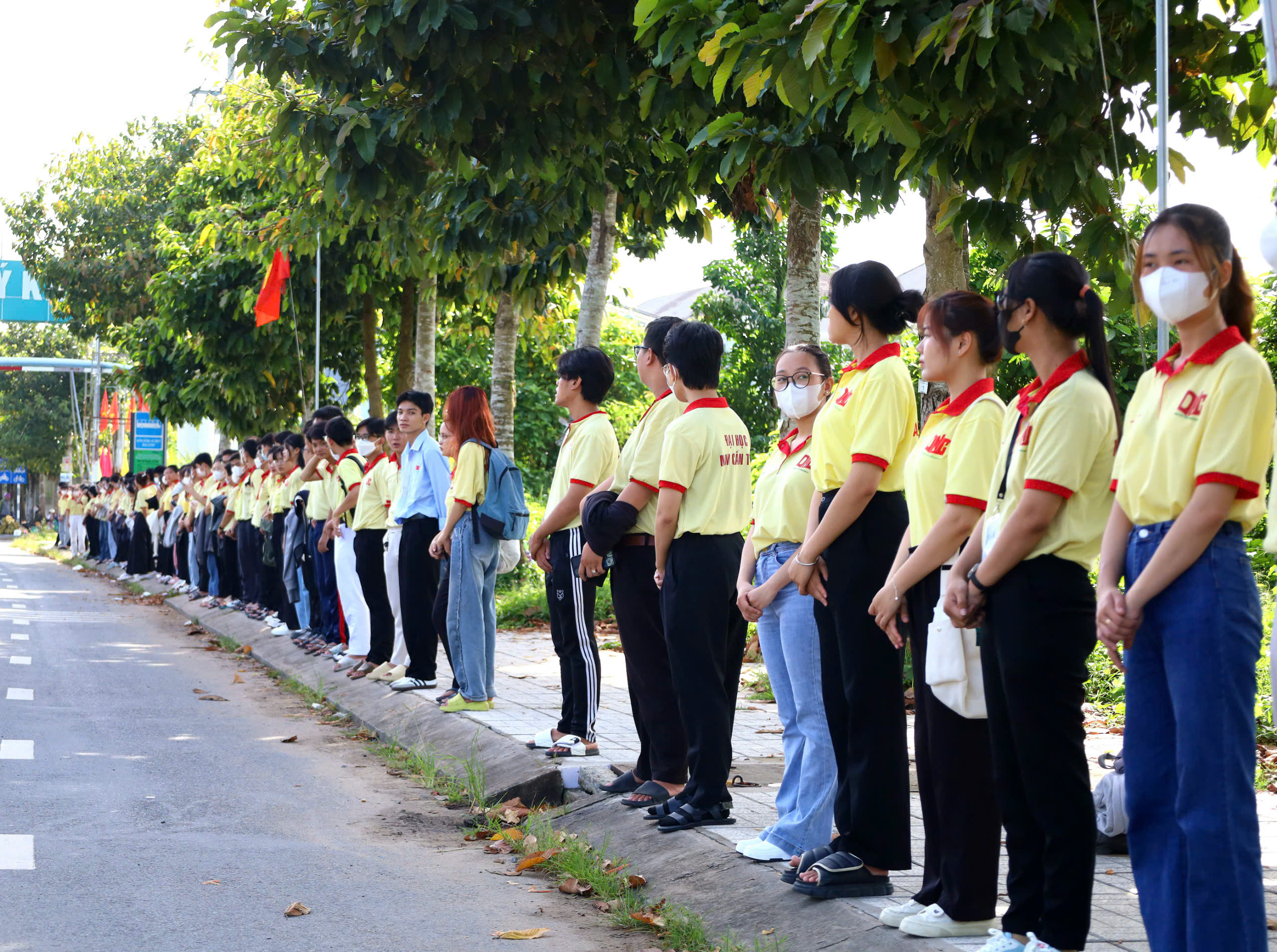 Dưới cái nắng khá oi bức, các sinh viên đứng thành hàng dài cả cây số tiễn đưa lần cuối người thầy đáng kính.