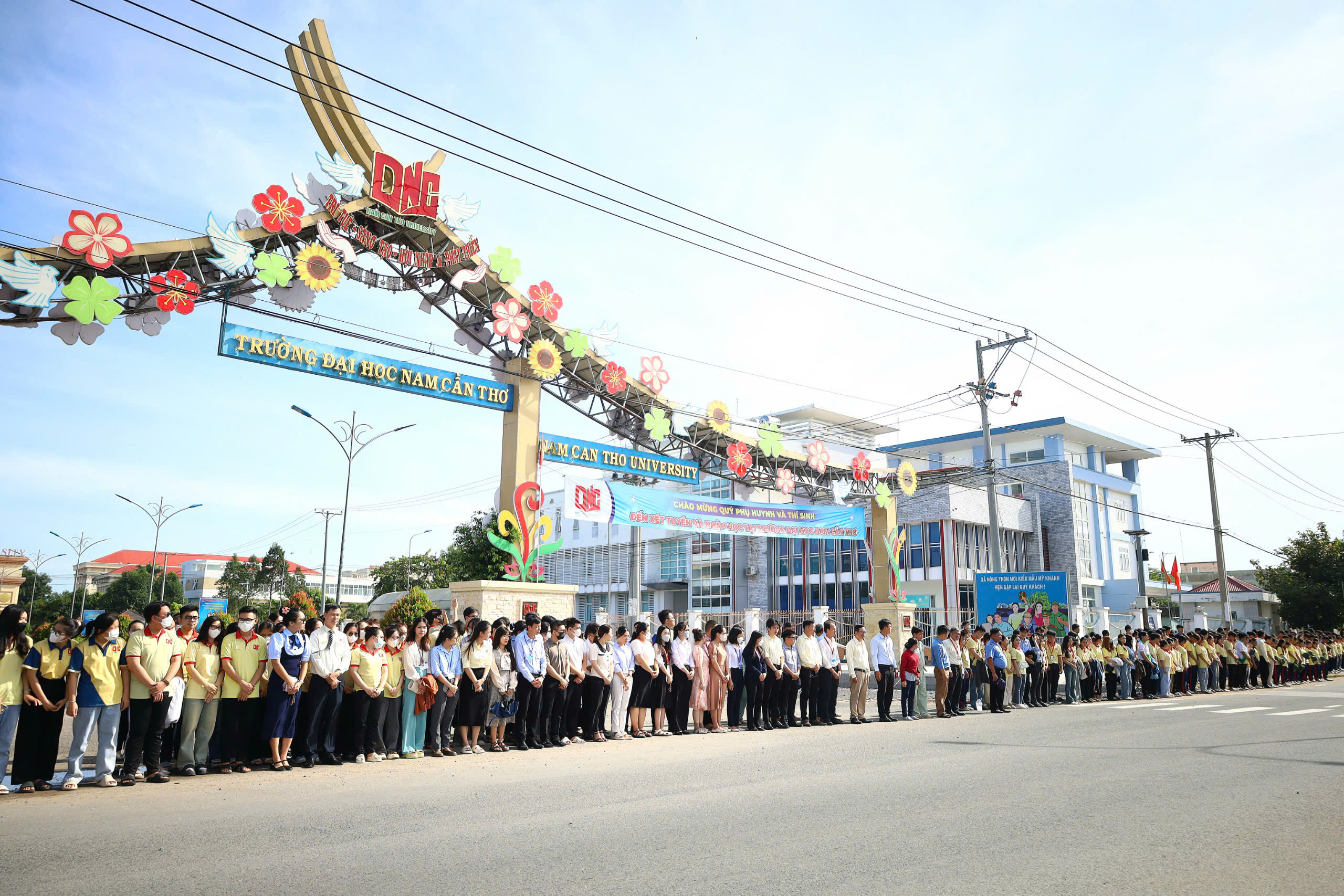 Tập thể cán bộ, giáo viên và sinh viên đứng ngay ngắn chờ tiễn biệt GS, TS, AHLĐ, NGND Võ Tòng Xuân.