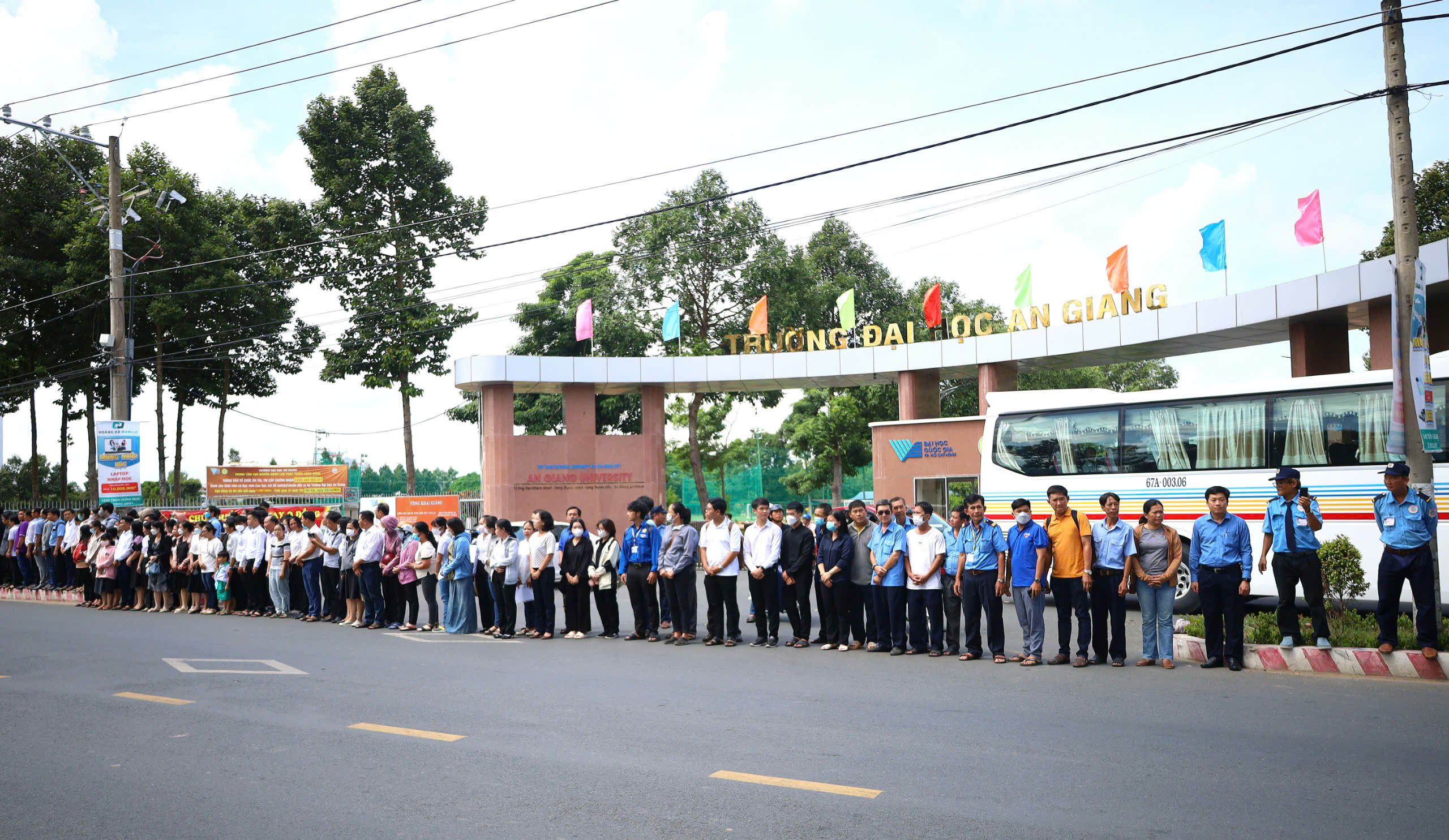 Tập thể cán bộ, giáo viên và sinh viên Trường Đại học An Giang đứng ngay ngắn chờ tiễn biệt GS, TS, AHLĐ, NGND Võ Tòng Xuân.