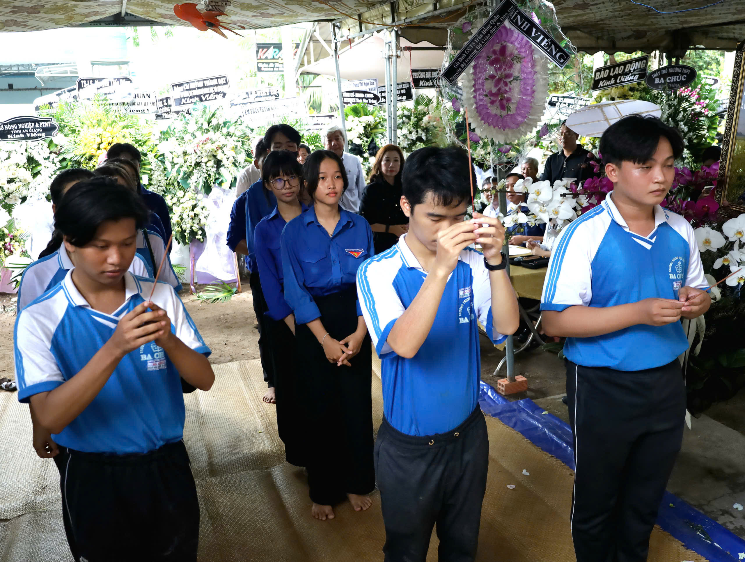 Các em học sinh thắp hương cho GS, TS, AHLĐ, NGND Võ Tòng Xuân.