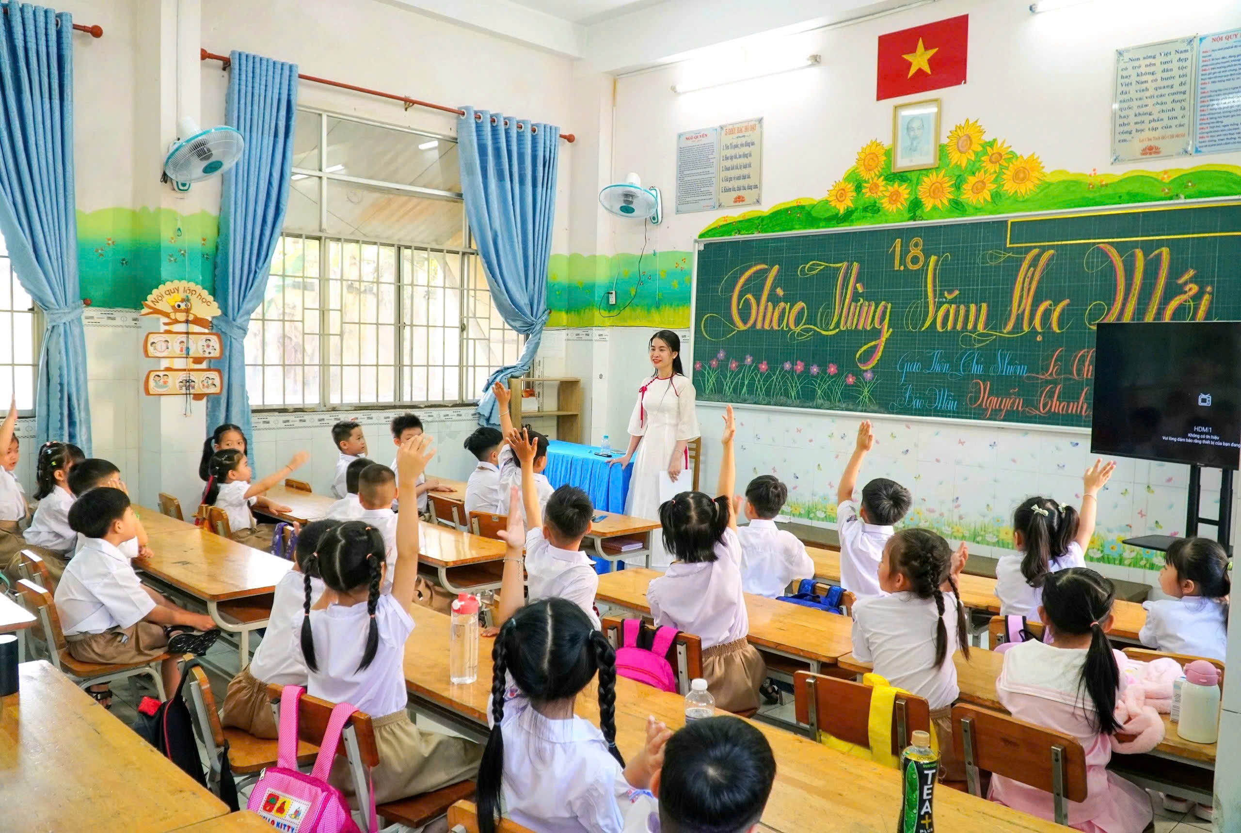 Giáo viên Trường Tiểu học Ngô Quyền, quận Ninh Kiều chào đón các em học sinh lớp 1.