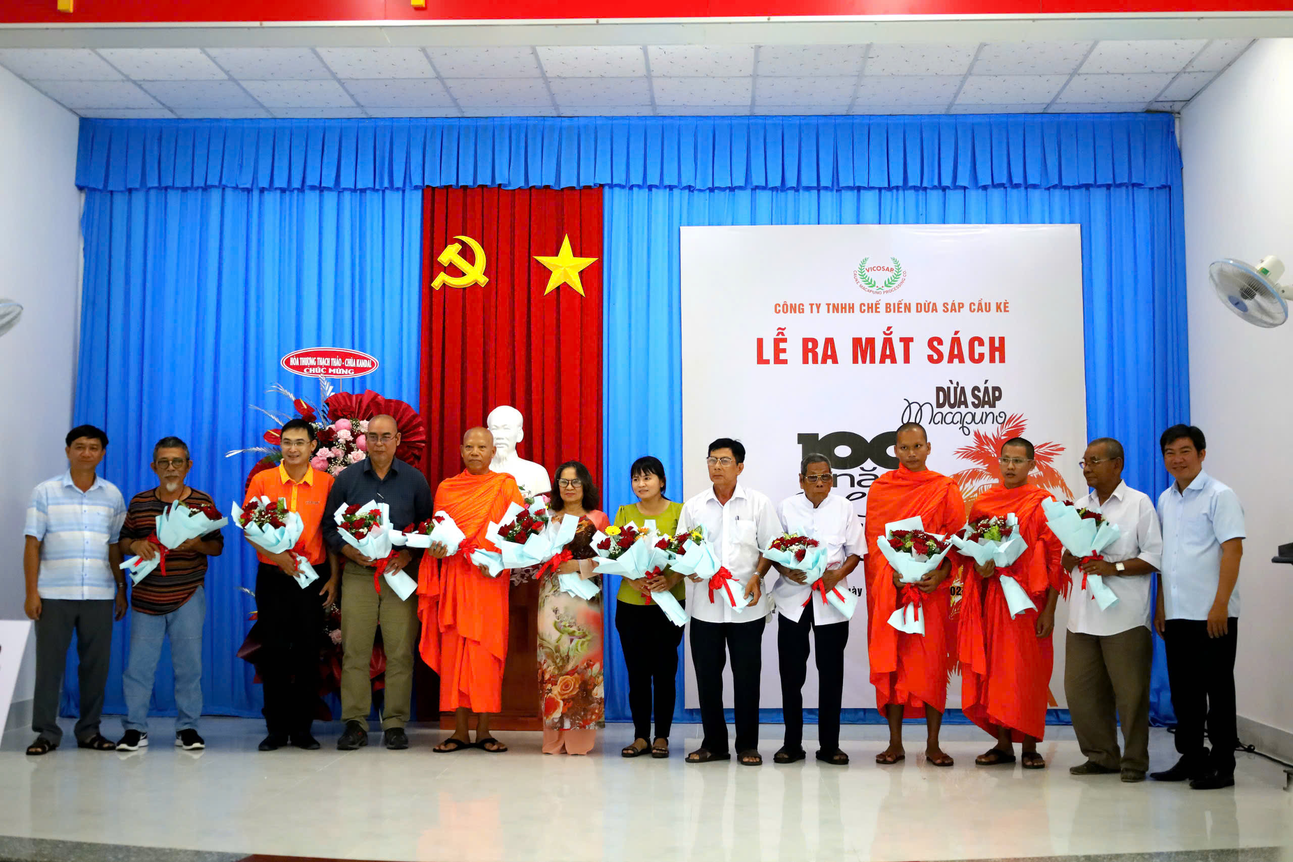 Ông Lâm Hữu Phúc – Phó Giám đốc Sở Văn hóa, Thể thao và Du lịch tỉnh Trà Vinh và ông Trần Phong Ba - Phó Bí thư Huyện ủy, Chủ tịch UBND huyện Cầu Kè trao tặng hoa cho các cá nhân có nhiều đóng góp cho quyển sách.