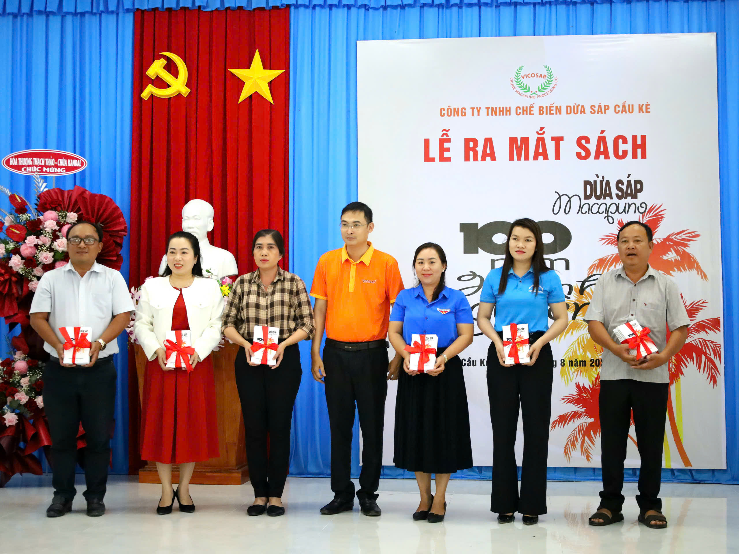 Ông Trần Duy Linh - Giám đốc Công ty TNHH Chế biến Dừa sáp Cầu Kè (Vicosap), Chủ biên quyển sách trao tặng 400 quyển sách cho các đơn vị.