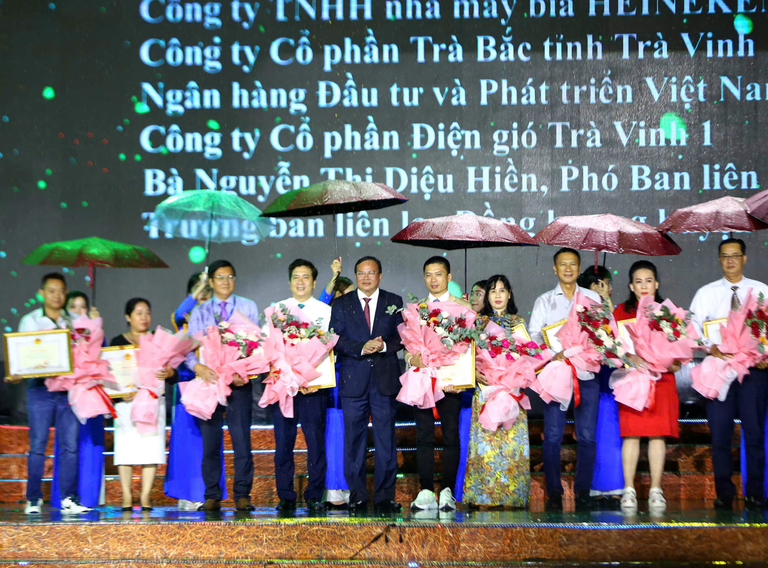 Ông Lê Văn Hẳn - Phó Bí thư Tỉnh ủy, Chủ tịch UBND tỉnh Trà Vinh trao tặng bằng khen và hoa cho các đơn vị tài trợ.