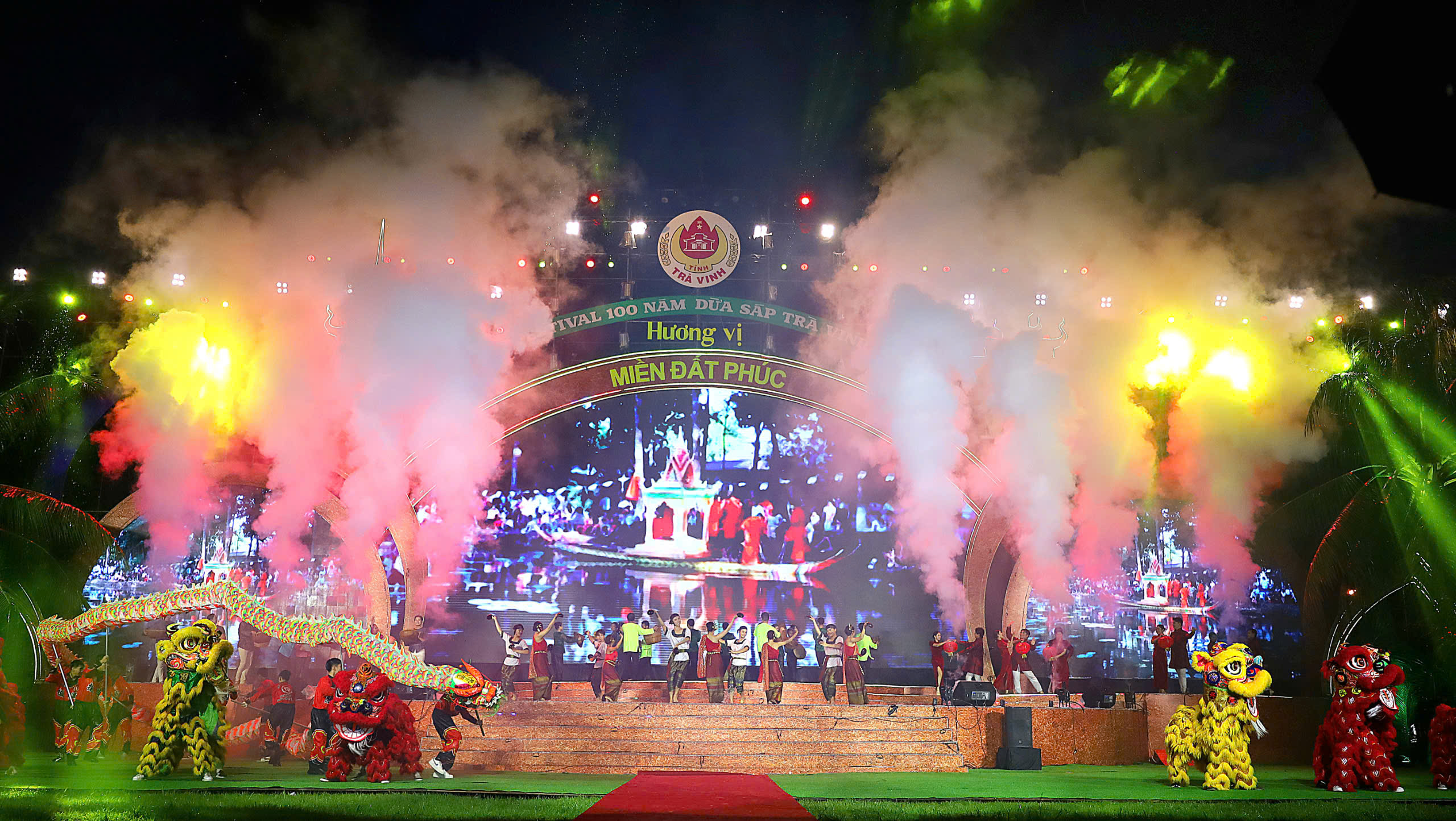 Chương trình khai mạc Festival 100 năm Dừa sáp Trà Vinh lần đầu được tổ chức với quy mô hoành tráng thu hút đông đảo người dân và du khách tham gia.