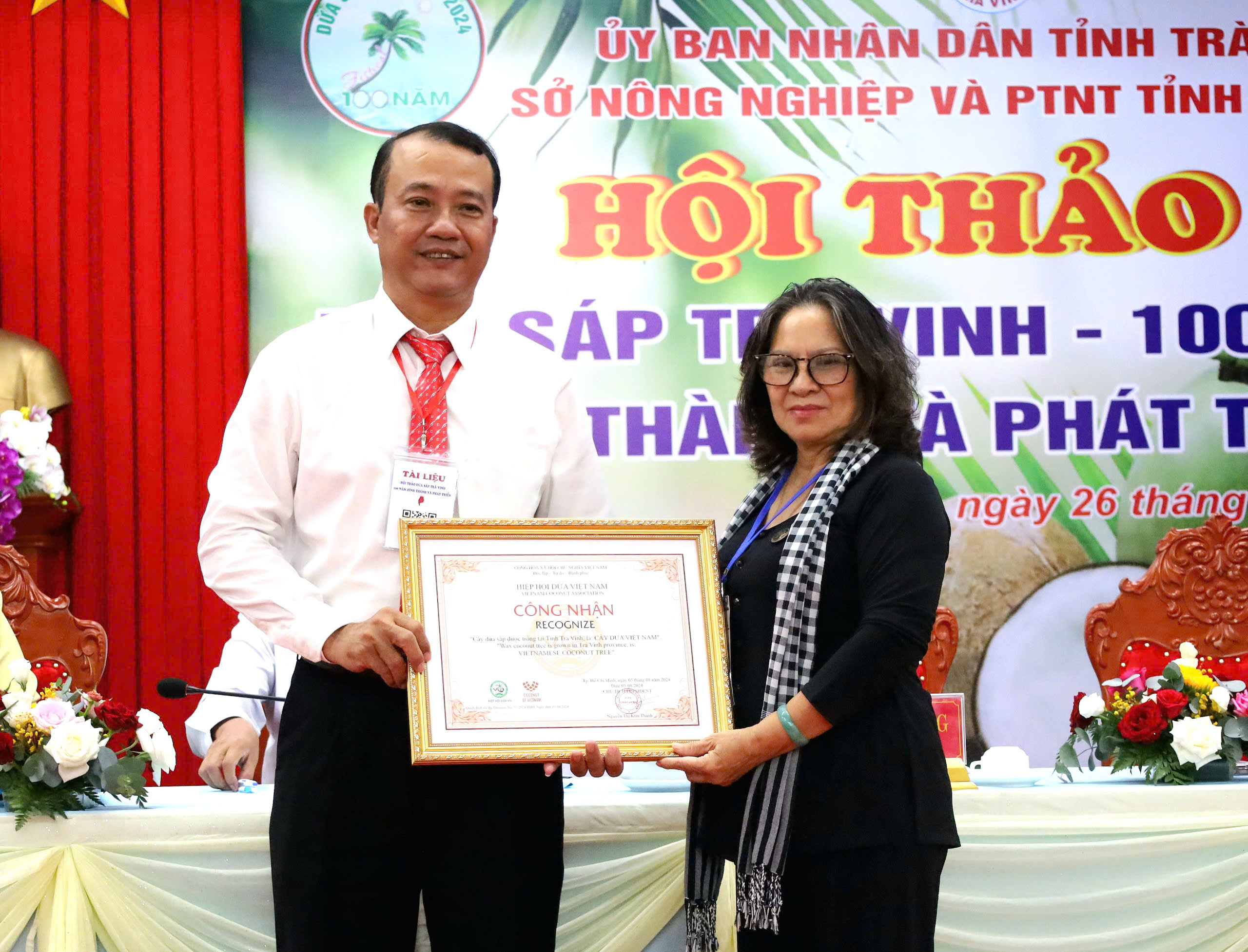 Bà Nguyễn Thị Kim Thanh - Chủ tịch Hiệp hội Dừa Việt Nam trao giấy công nhận “Cây dừa sáp được trồng tại tỉnh Trà Vinh là cây dừa Việt Nam” cho ông Lê Văn Đông - Phó Giám đốc Sở NN-PTNT tỉnh Trà Vinh.