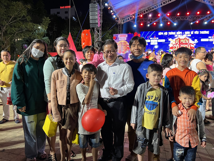 Các cấp lãnh đạo thành phố luôn đồng hành, quan tâm đến thiếu nhi trong suốt những Đêm hội trăng rằm vừa qua.