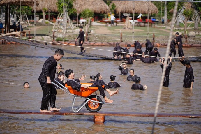 Các hội nhóm háo hức tham gia các trò chơi dưới nước, hoạt động team building.