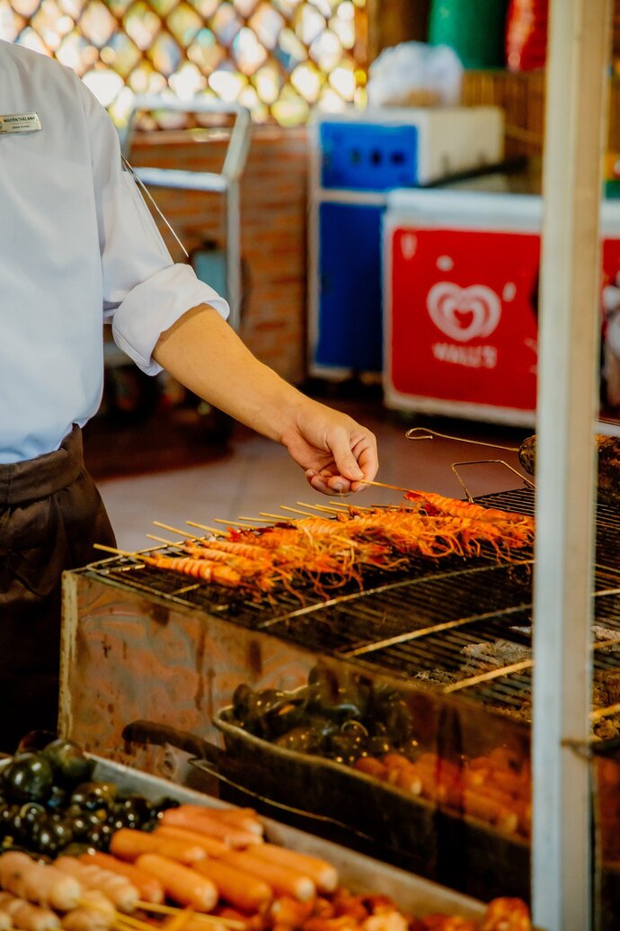 Khu vực ăn uống phong phú, đa dạng các món từ Âu đến Á được chuẩn bị bài bản, đảm bảo an toàn vệ sinh thực phẩm.