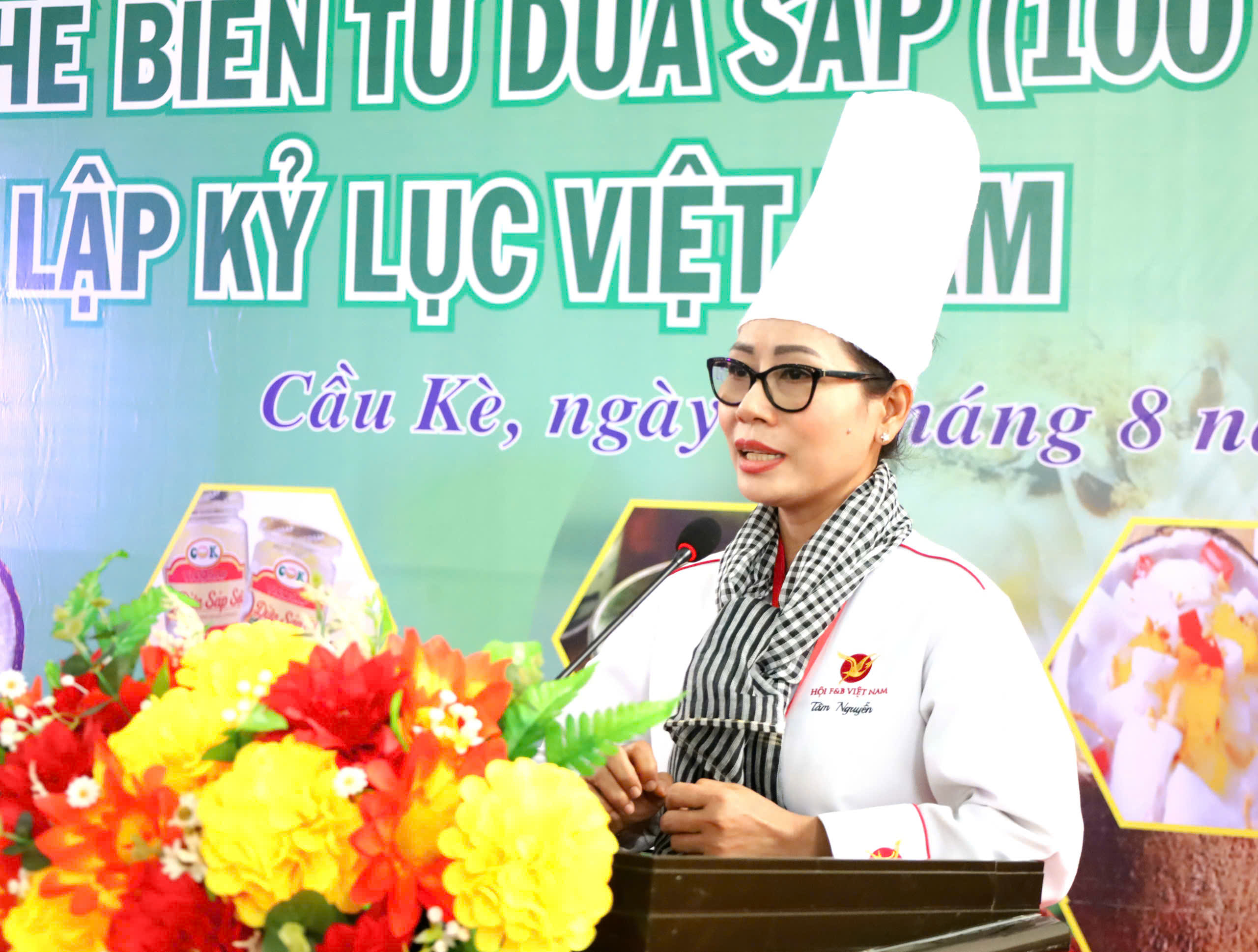 Bà Nguyễn Thị Thu Tâm - Phó Chủ tịch Hội đầu bếp FBA thuộc Hội Ẩm thực TP. Hồ Chí Minh, Trưởng ban giám khảo nhận xét về hội thi.