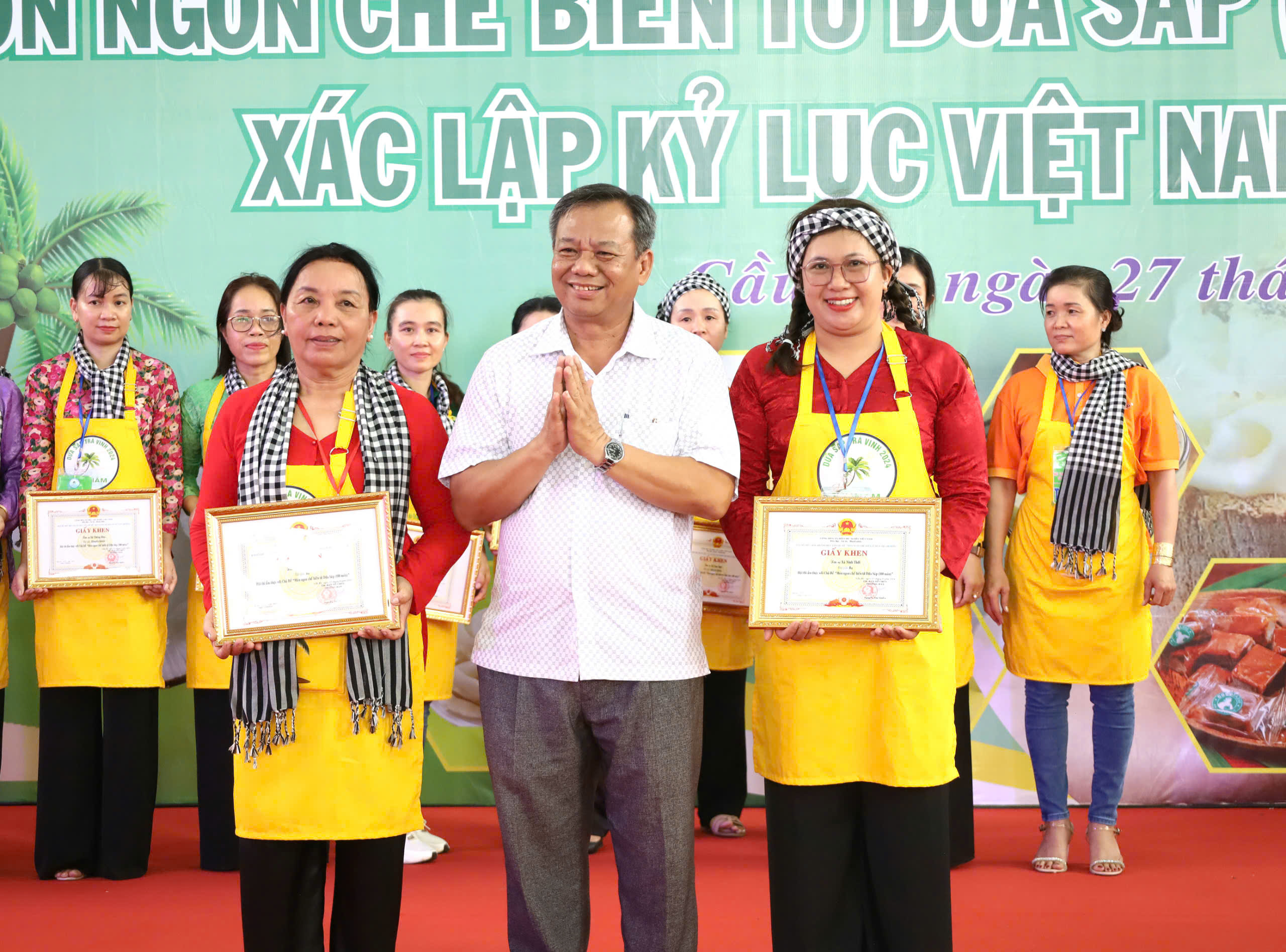 Ông Phạm Hoàng Nhũ - Phó Chủ tịch HĐND huyện Cầu Kè trao giải ba cho các đội thi xã Phong Phú, xã Ninh Thới.