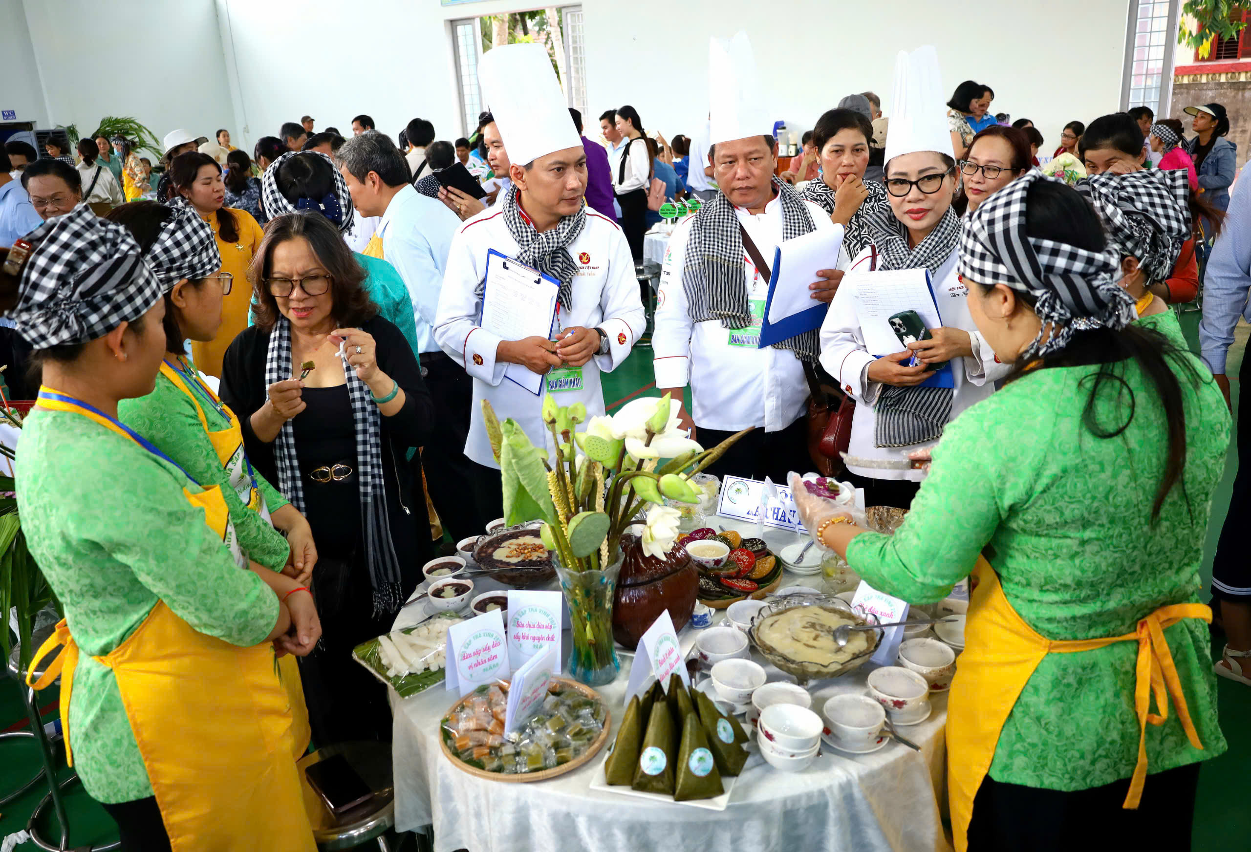 Ban Giám khão tiến hành chấm thi cho các đội.