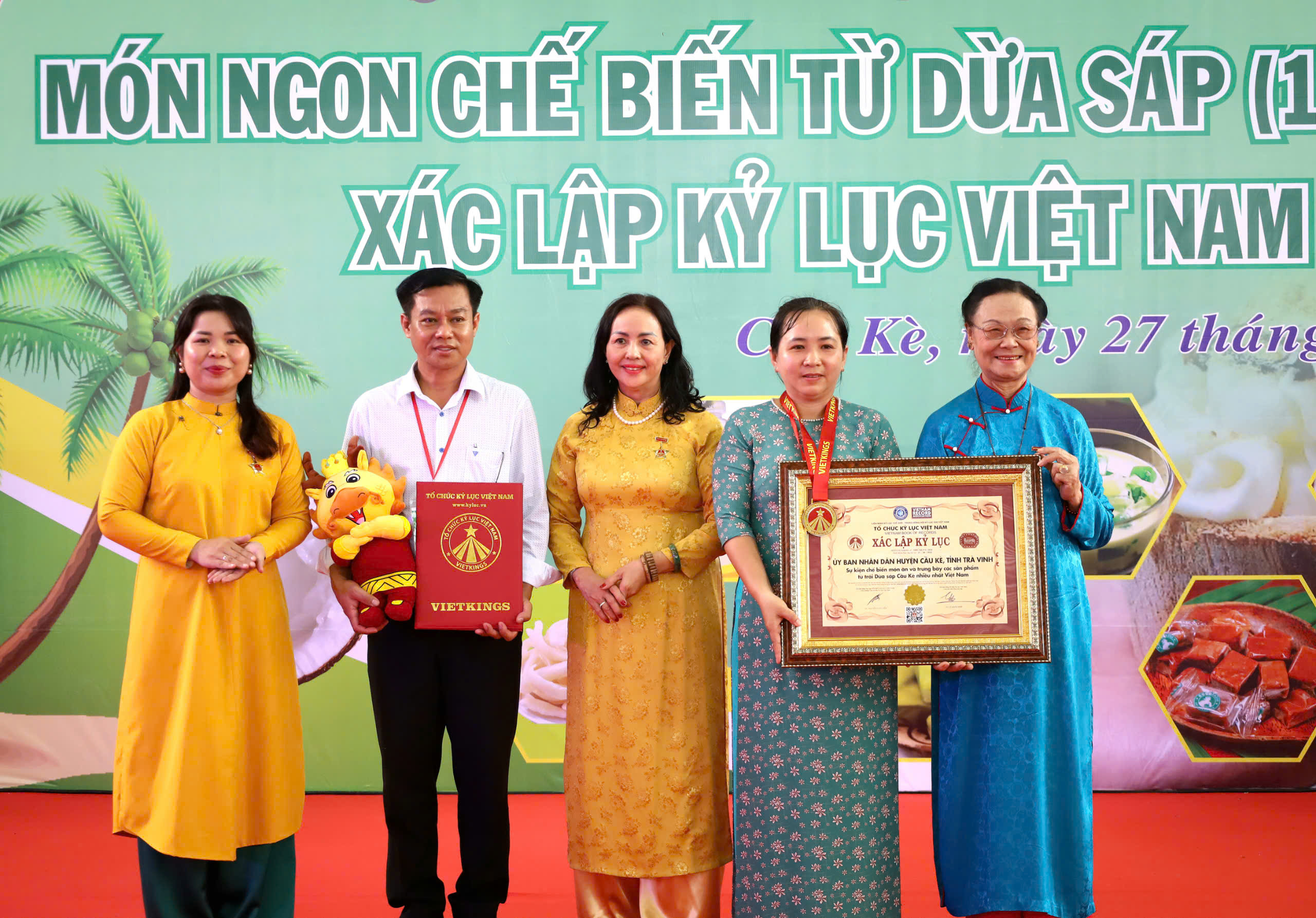 Bà Hồ Đắc Thiếu Anh - Thường trực hội đồng xác lập Tổ chức Kỷ lục Việt Nam và Bà Nguyễn Thị Quỳnh Ngọc – Tổng Thư ký Tổ chức Kỷ lục Việt Nam (VietKings) trao bằng xác lập Kỷ lục đến đại diện UBND huyện Cầu Kè, tỉnh Trà Vinh.