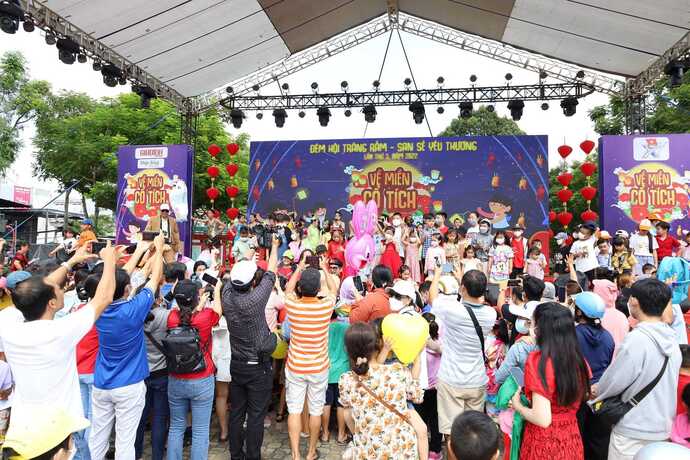 Hàng ngàn thiếu nhi Cần Thơ được các bậc phụ huynh đưa đi tham dự 'Đêm hội trăng rằm - San sẻ yêu thương'