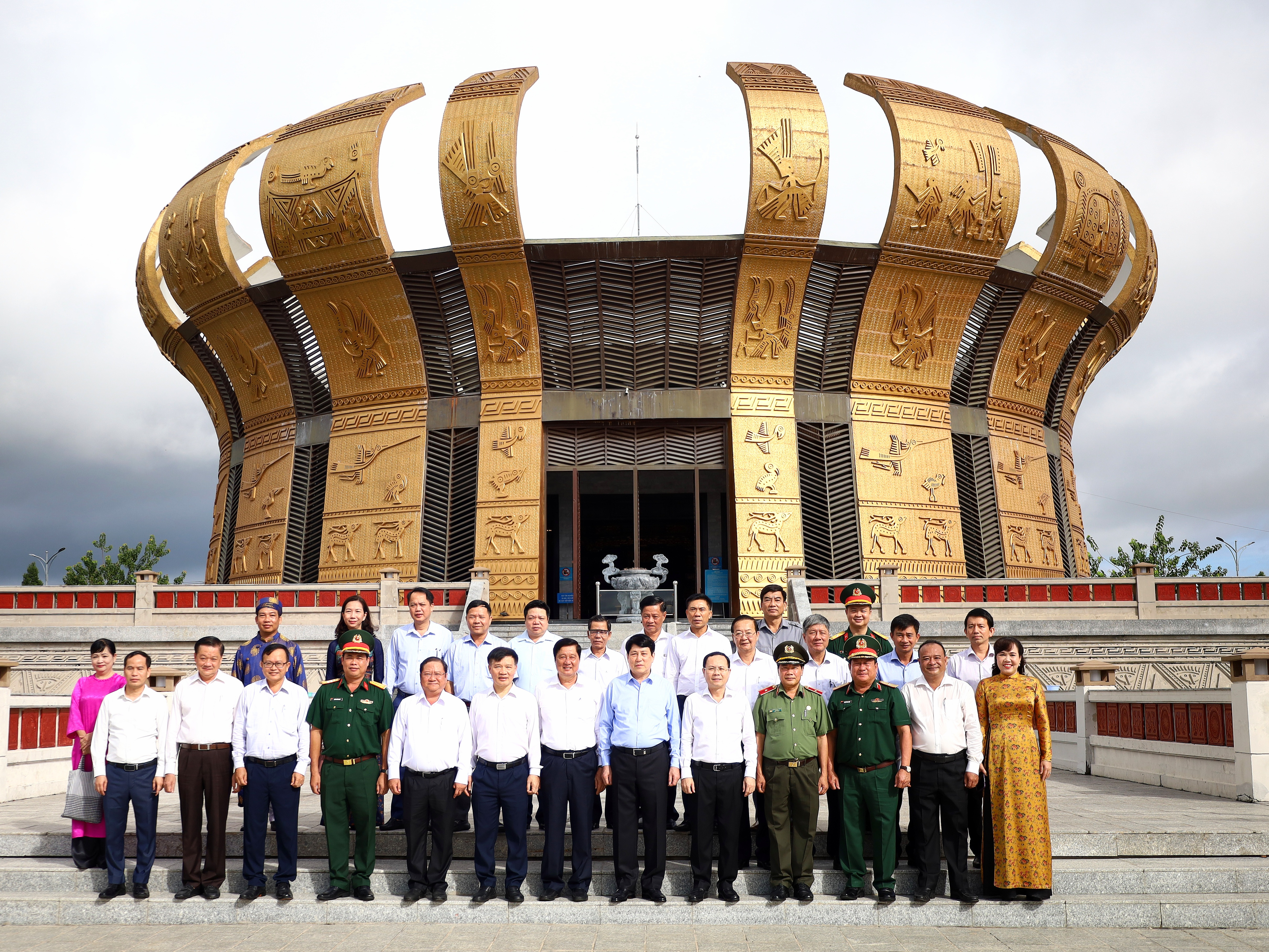 Đại tướng Lương Cường - Ủy viên Bộ Chính trị, Thường trực Ban Bí thư chụp ảnh lưu niệm cùng với các lãnh đạo TP. Cần Thơ.