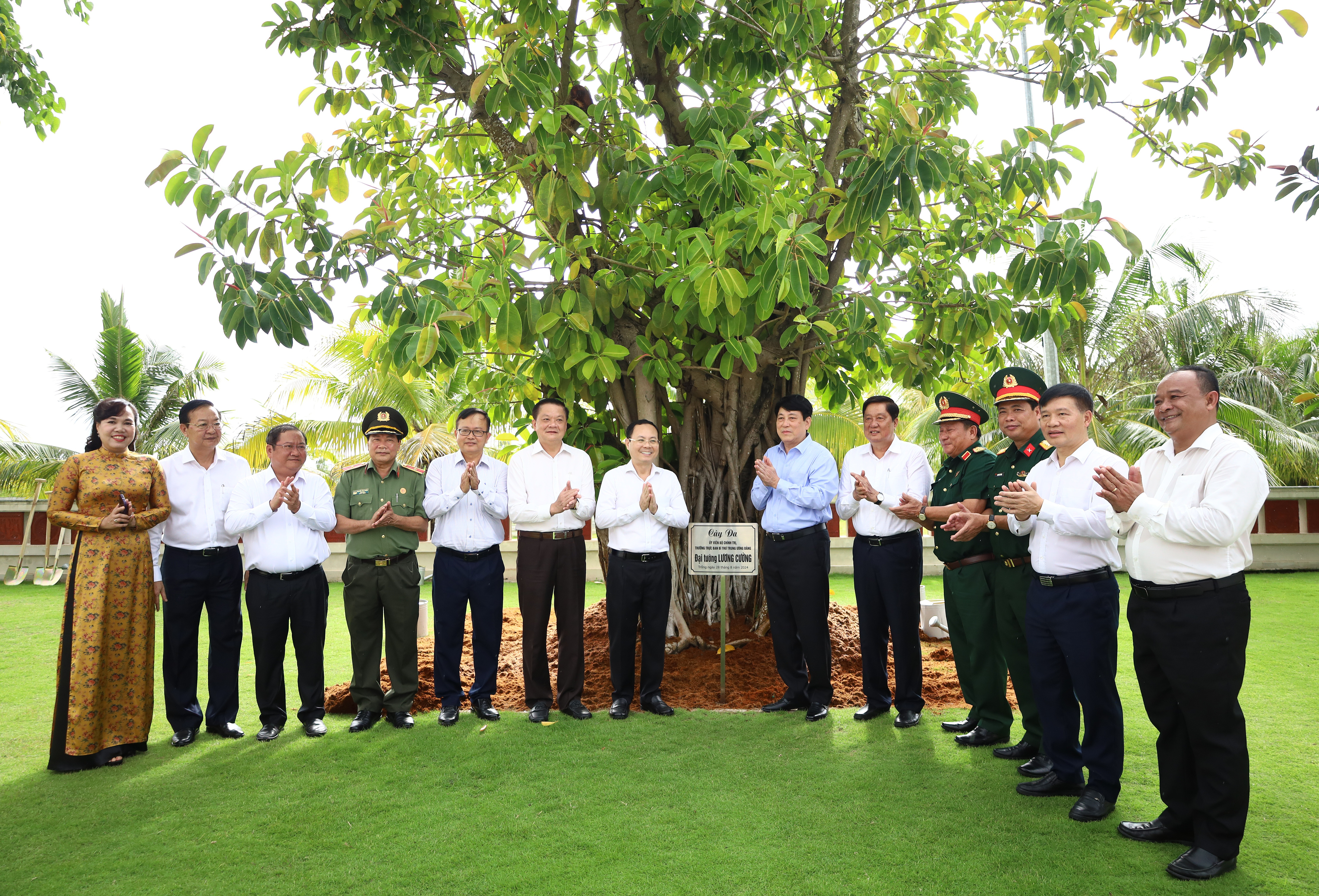 Đại tướng Lương Cường - Ủy viên Bộ Chính trị, Thường trực Ban Bí thư và các đại biểu trồng cây lưu niệm trong khuôn viên Đền thờ các Vua Hùng TP. Cần Thơ.