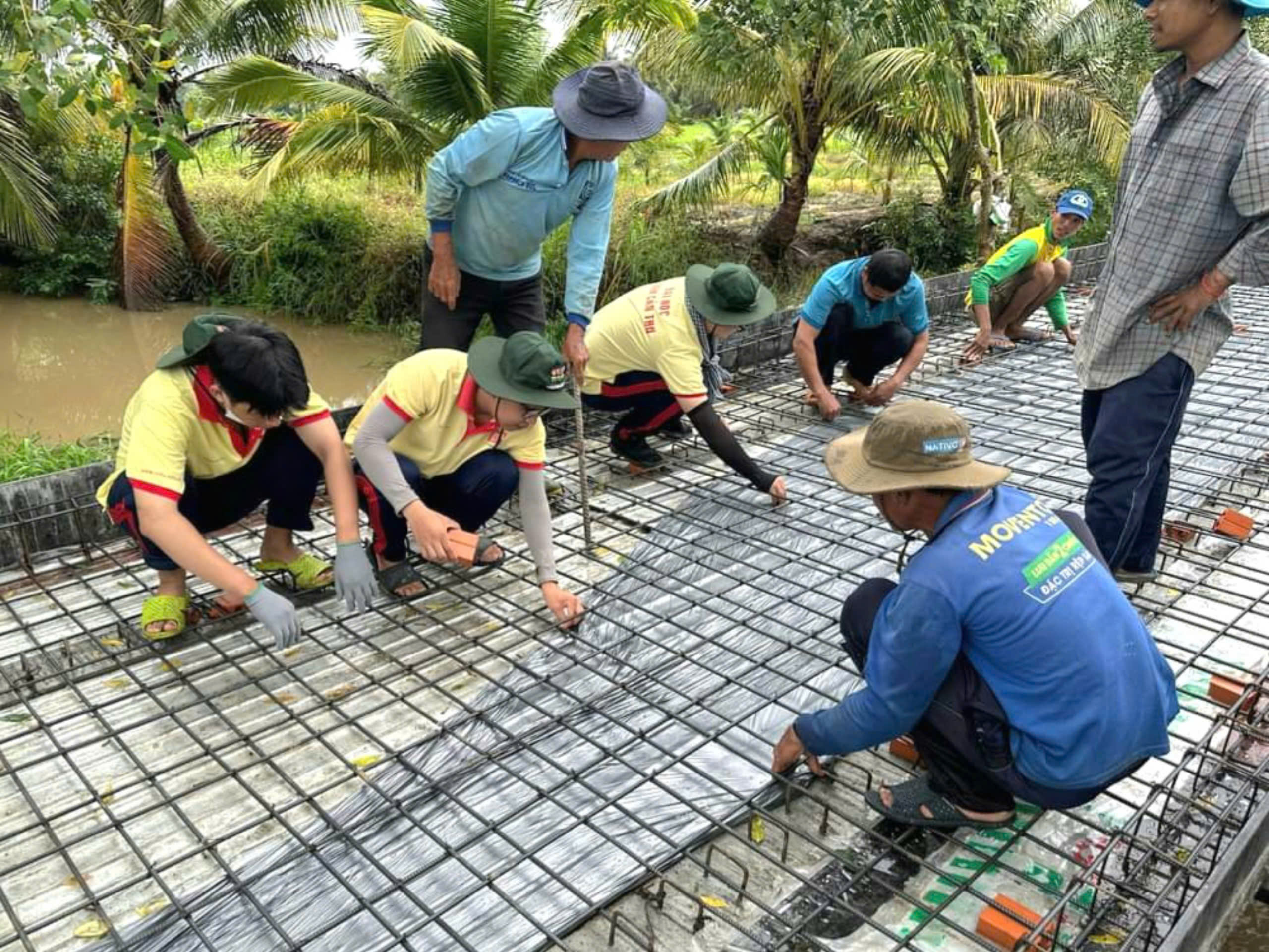 Liên Chi hội Sinh viên Trà Vinh chung tay xây cầu dân sinh ở ấp Ô Tưng A, huyện Cầu Kè, tỉnh Trà Vinh.