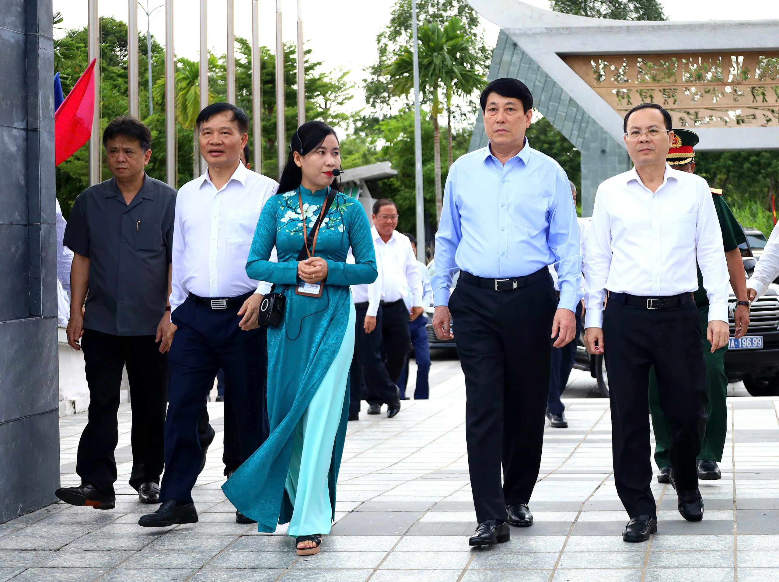 Đại tướng Lương Cường - Ủy viên Bộ Chính trị, Thường trực Ban Bí thư và đoàn công tác đến dâng hương tại Đền thờ các Vua Hùng TP. Cần Thơ.