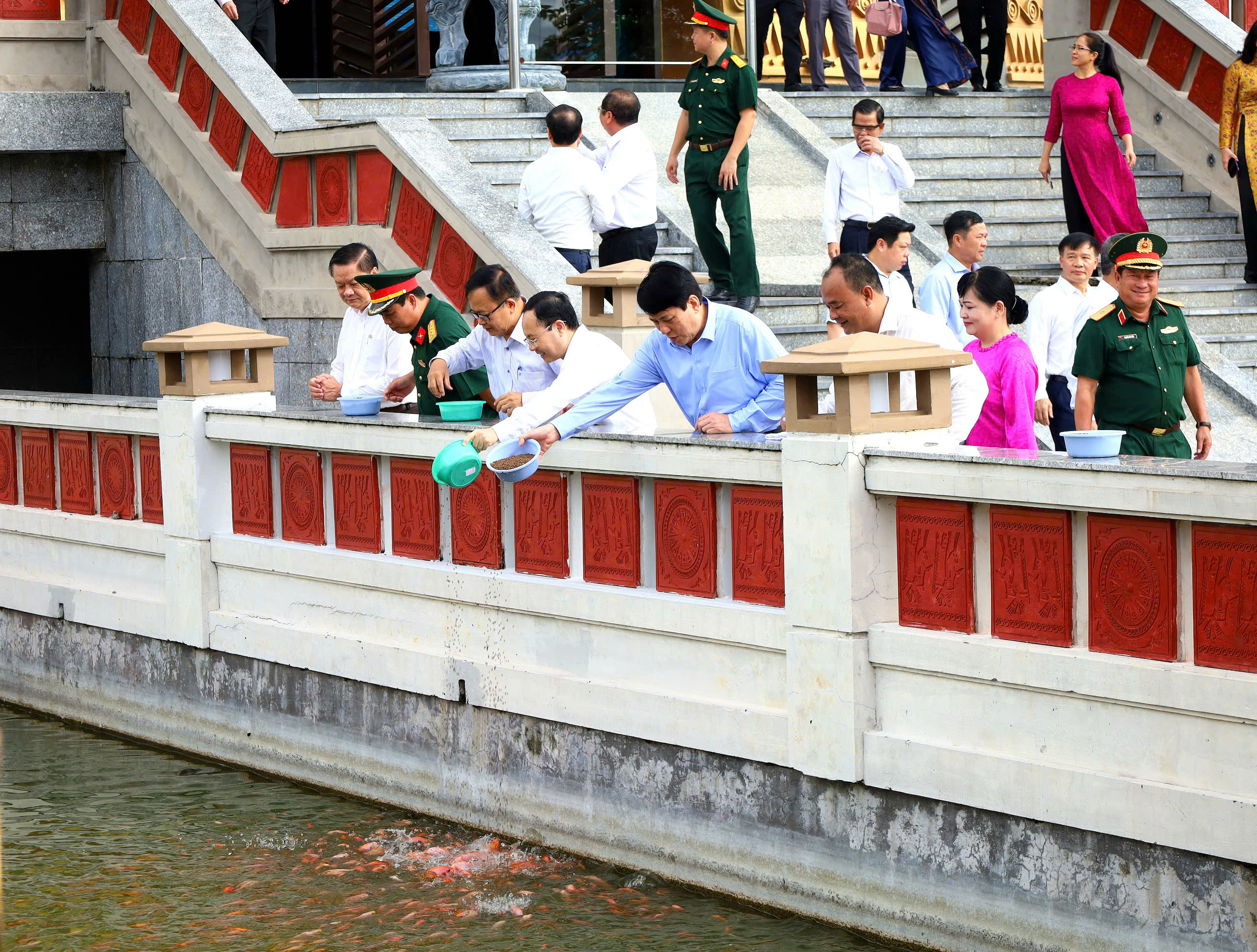 Đại tướng Lương Cường - Ủy viên Bộ Chính trị, Thường trực Ban Bí thư và các đại biểu cho cá ăn trong khuôn viên Đền thờ các Vua Hùng TP. Cần Thơ.