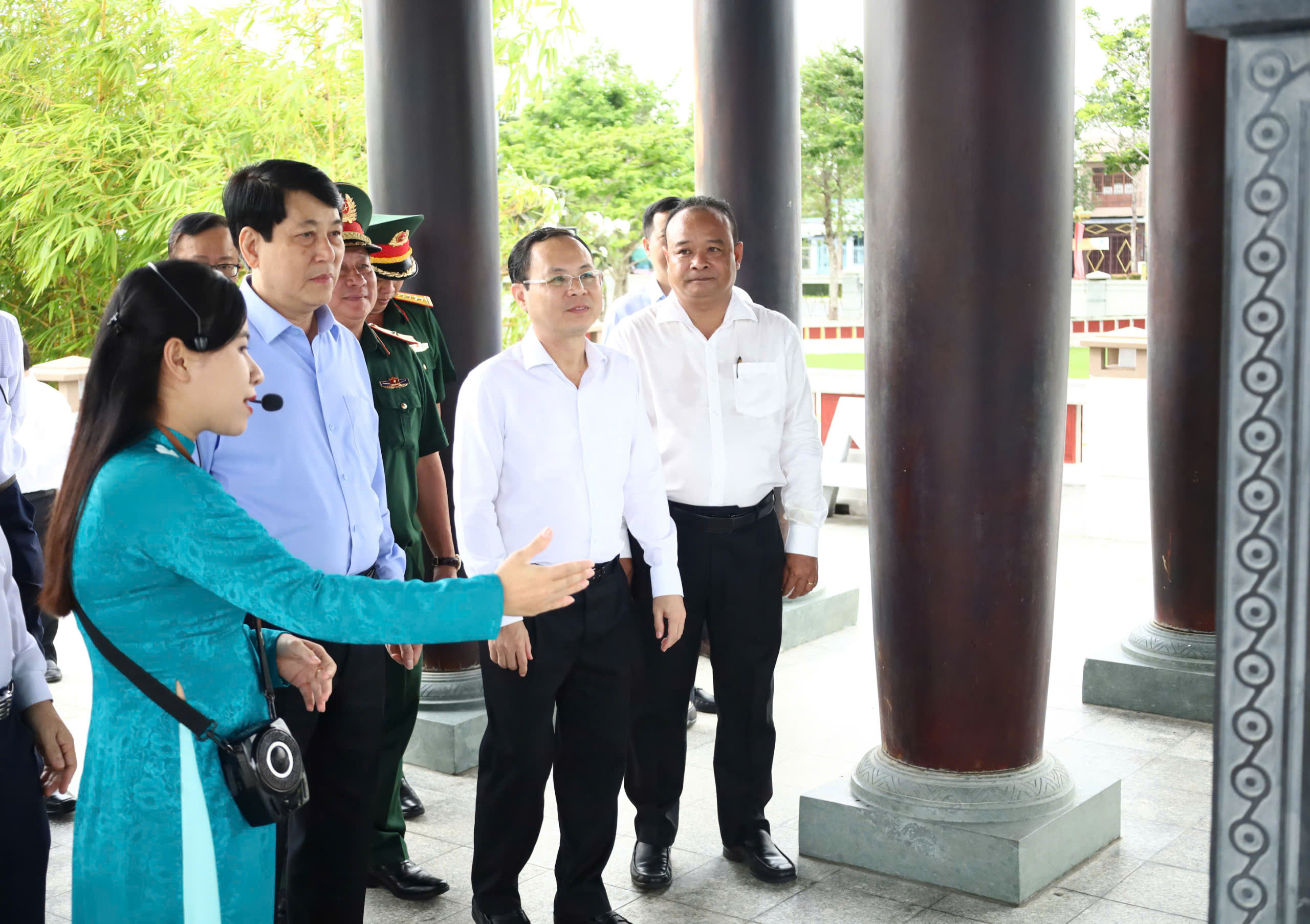 Đại tướng Lương Cường - Ủy viên Bộ Chính trị, Thường trực Ban Bí thư tham quan văn bia tại Đền thờ các Vua Hùng TP. Cần Thơ.