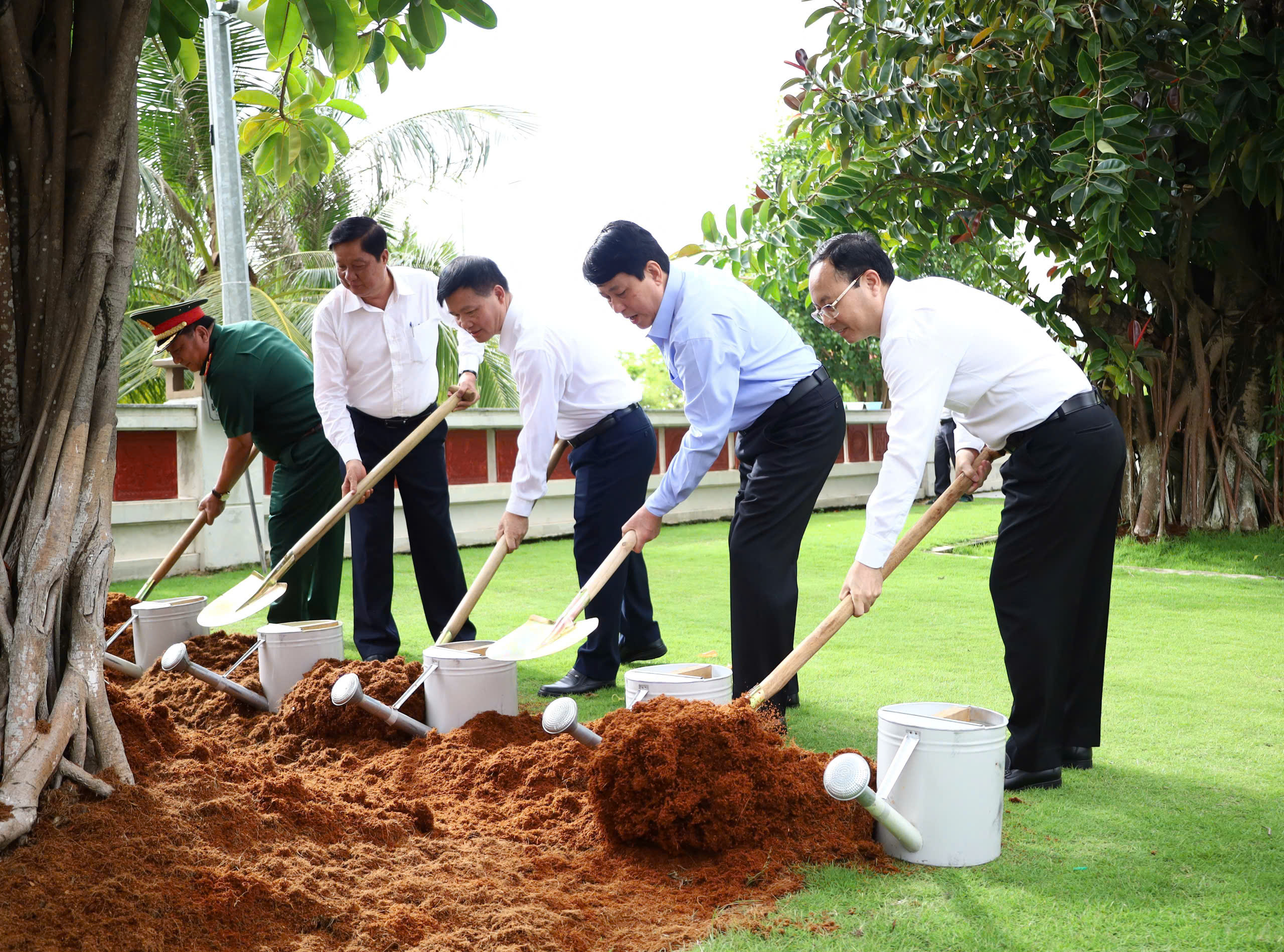 Đại tướng Lương Cường - Ủy viên Bộ Chính trị, Thường trực Ban Bí thư và các đại biểu thực hiện nghi thức trồng cây lưu niệm trong khuôn viên Đền thờ các Vua Hùng TP. Cần Thơ.