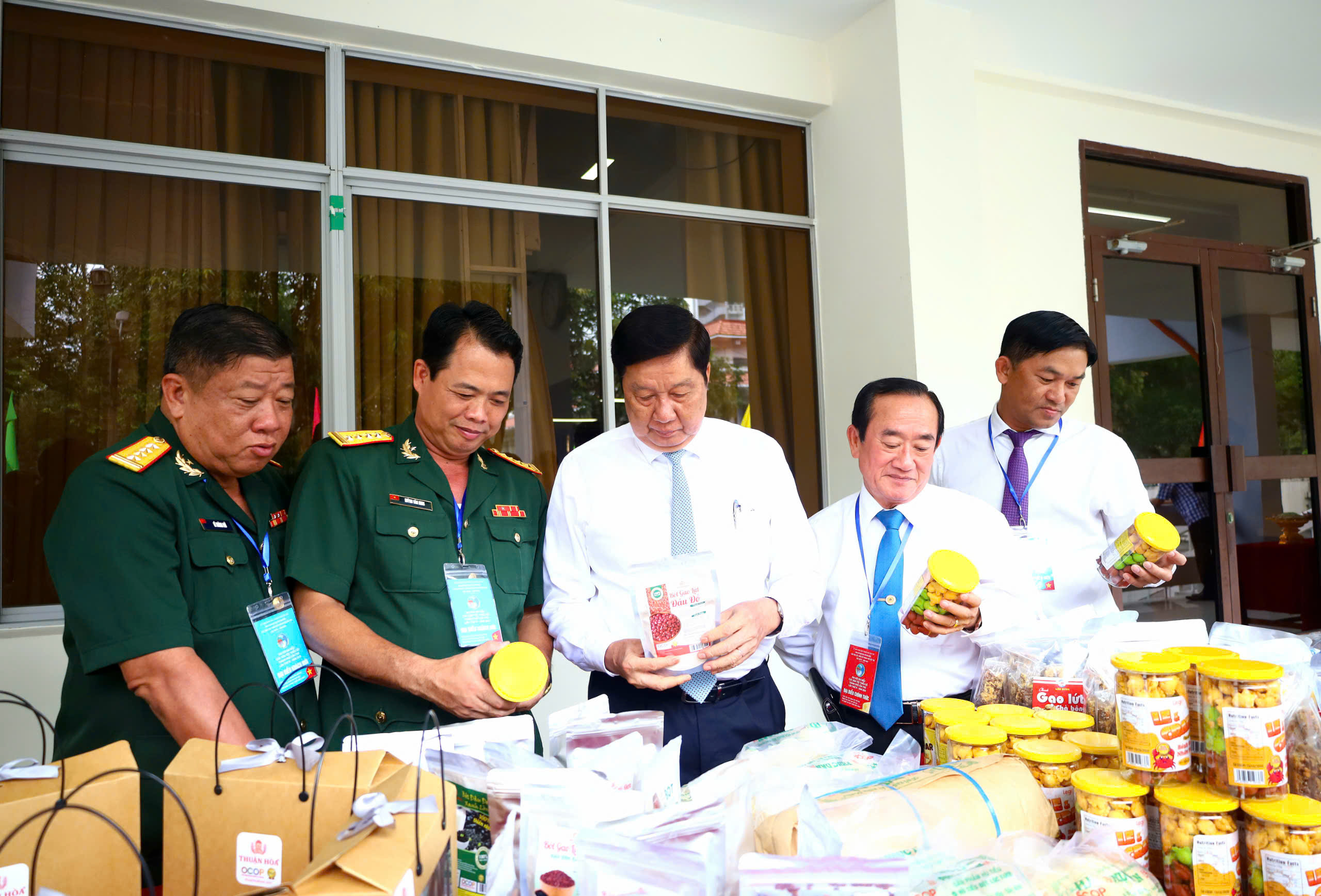 Ông Phạm Văn Hiểu - Phó Bí thư thường trực, Chủ tịch HĐND TP. Cần Thơ và các đại biểu tham quan khu vực trựng bày sản phẩm của càc đơn vị.