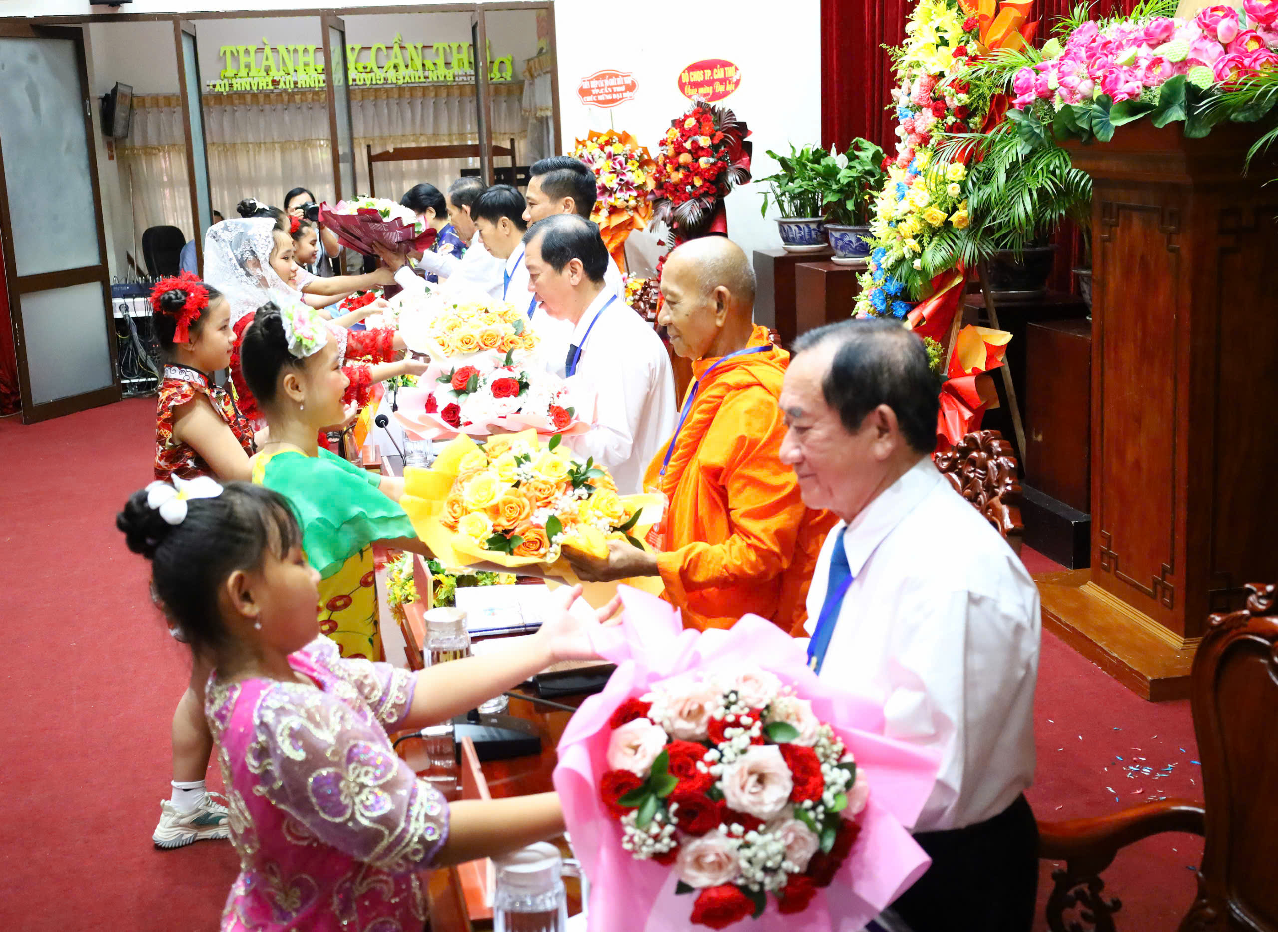 Đại diện cho đội viên, thiếu niên, nhi đồng trong toàn thành phố đến dâng hoa chúc mừng Đại hội.