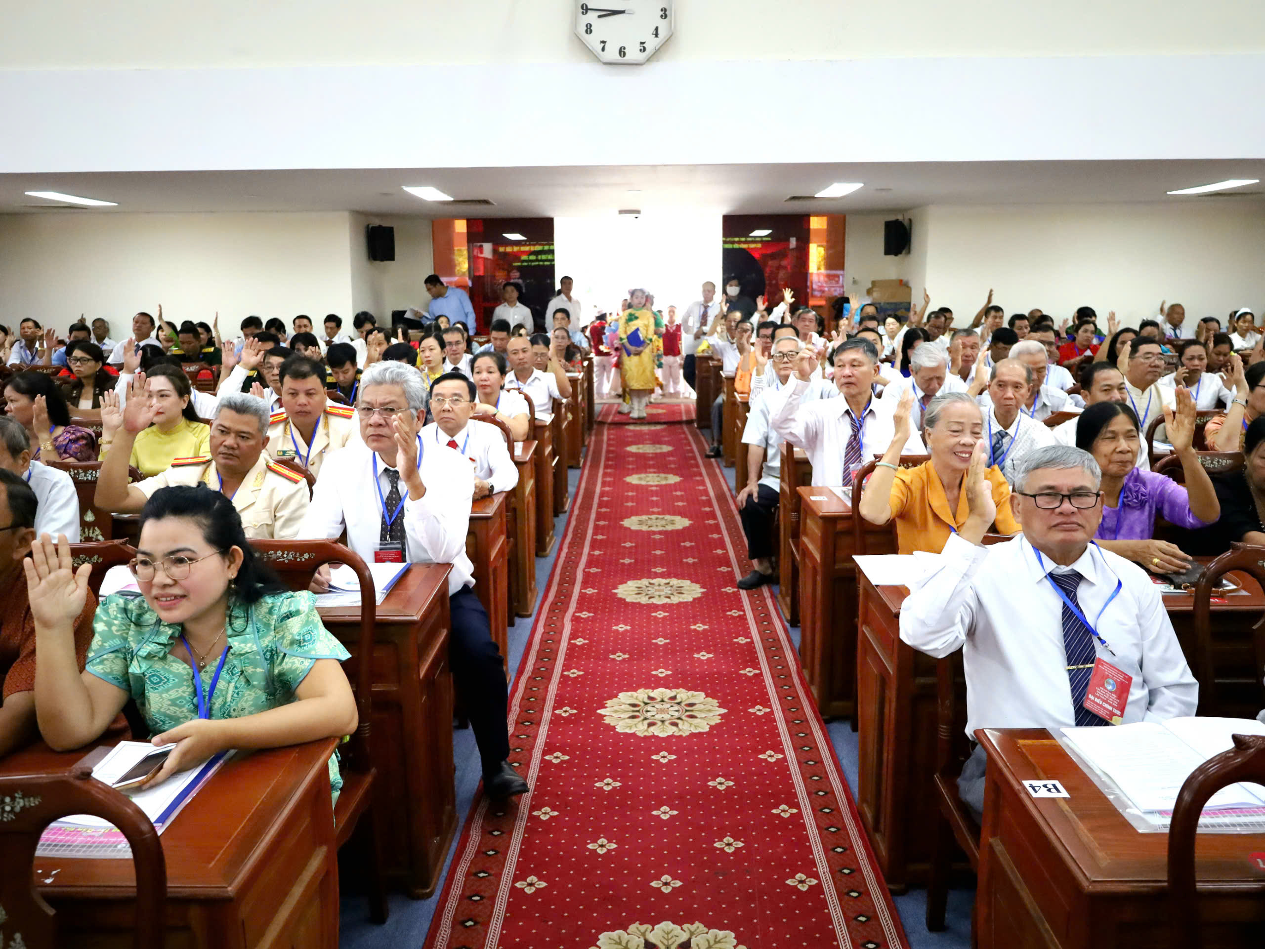 Các đại biểu biểu quyết thông qua nội dung chương trình làm việc.