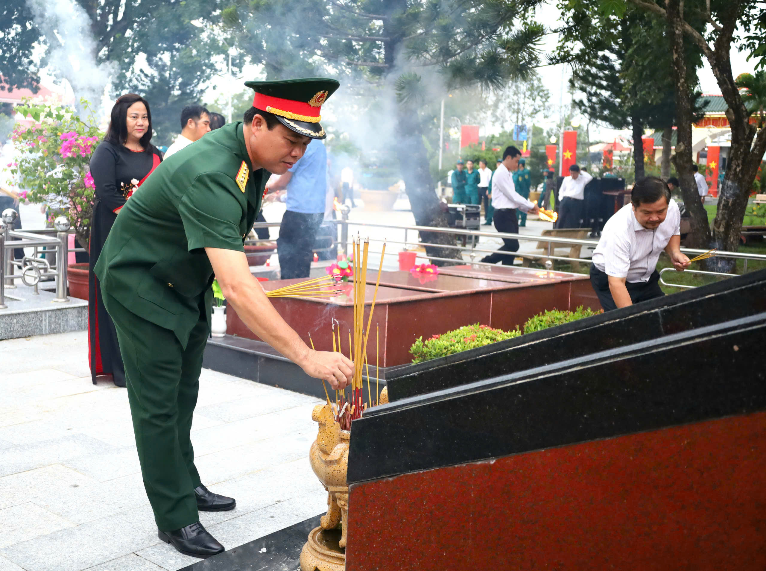 Đại tá Huỳnh Văn Hung - Ủy viên BTV Thành ủy, Chỉ huy trưởng Bộ Chỉ huy quân sự TP. Cần Thơ thắp hương tại phần mộ các Anh hùng liệt sĩ tại Nghĩa trang liệt sĩ thành phố.