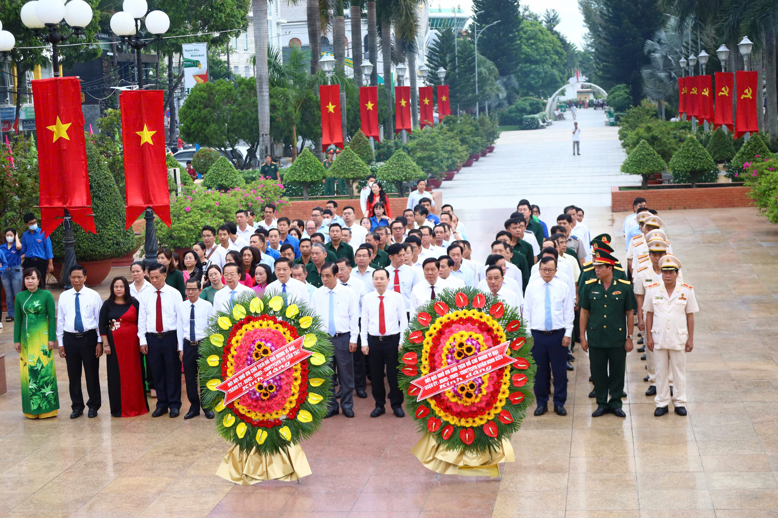 Lãnh đạo Thành ủy Cần Thơ viếng Tượng đài Bác Hồ - Bến Ninh Kiều nhân dịp nhân Kỷ niệm 79 năm Ngày Cách mạng tháng 8 (19/8/1945 - 19/8/2024) và Ngày Quốc khánh nước Cộng hoà xã hội chủ nghĩa Việt Nam (2/9/1945 - 2/9/2024).