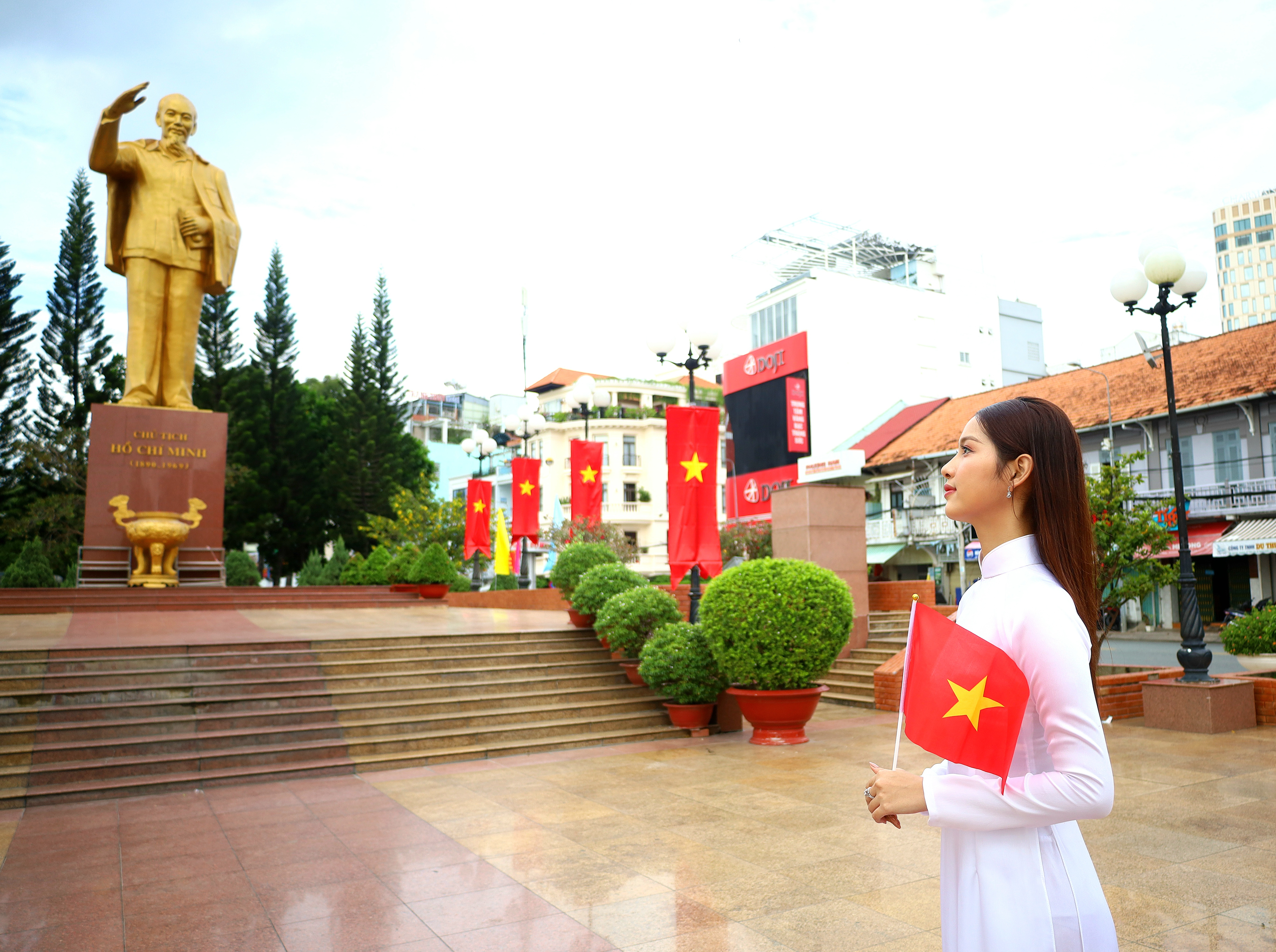 Từ rất sớm, Á hậu Lê Thị Tường Vy - Hoa hậu Du lịch Bản sắc Việt Nam 2024 đã có mặt tại Tượng đài Bác Hồ để ghi lại khoảnh khắc đẹp dịp lễ Quốc khánh 2/9.