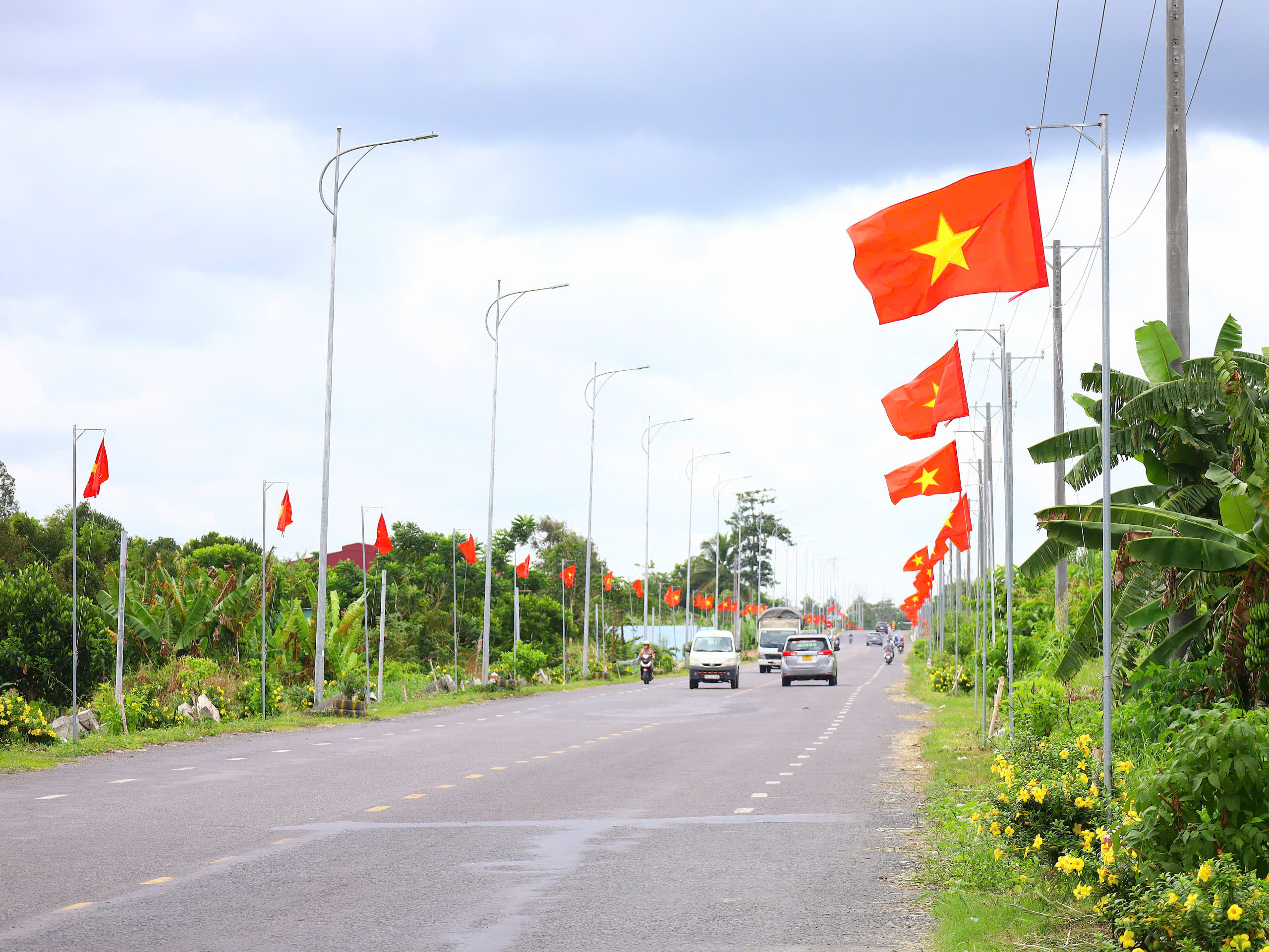 Đường cờ Tổ quốc trên đường cầu Vàm Xáng, huyện Phong Điền tung bay rực rỡ.