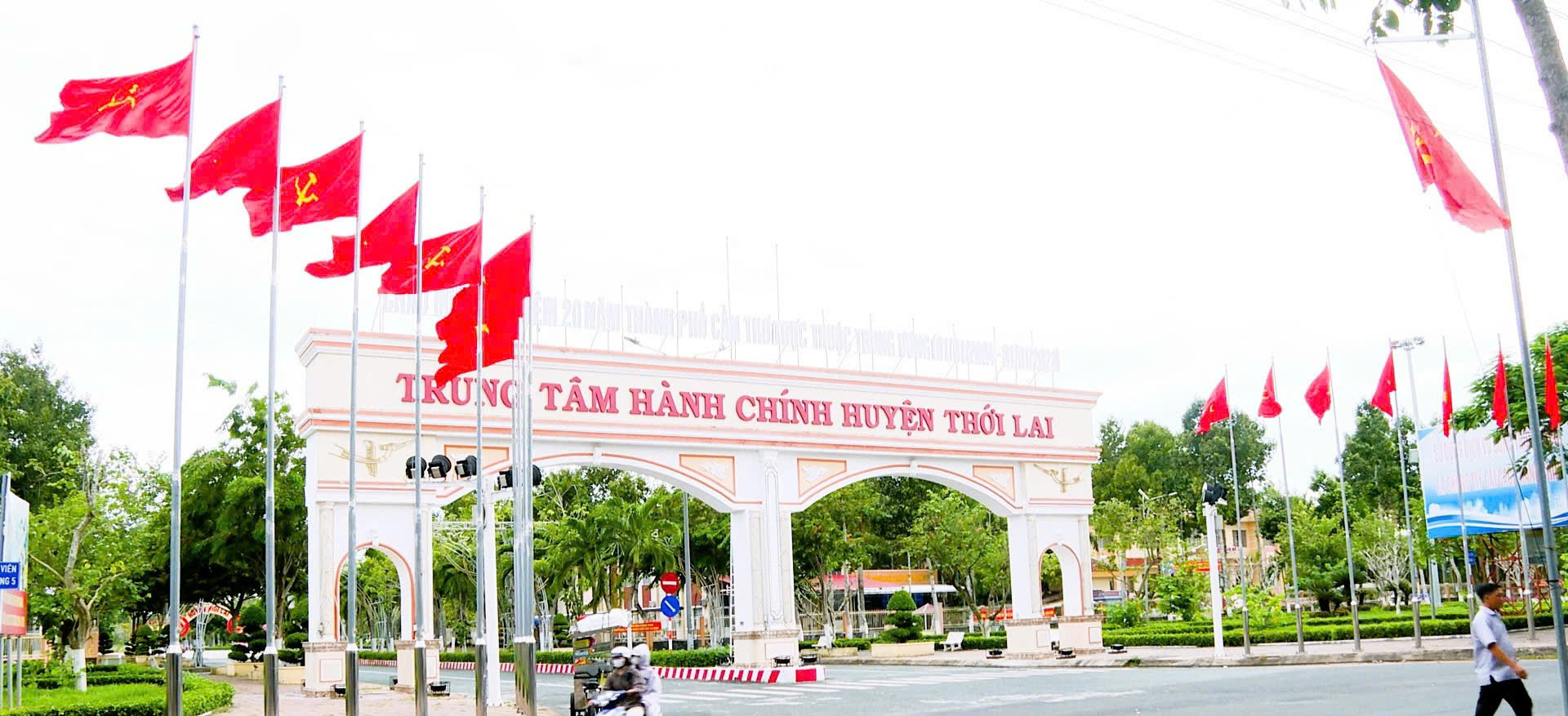 Trung tâm hành chính huyện Thới Lai, TP. Cần Thơ được trang trí cờ Tổ quốc và cờ Đảng rực đỏ.