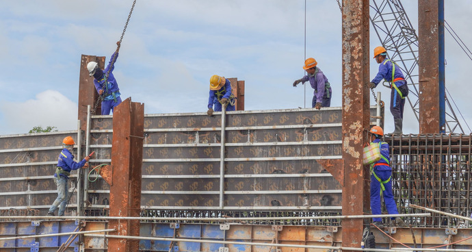 Công nhân hối hả thi công trên công trường cầu Đại Ngãi 2 thuộc dự án cầu Đại Ngãi nối 2 tỉnh Trà Vinh, Sóc Trăng.