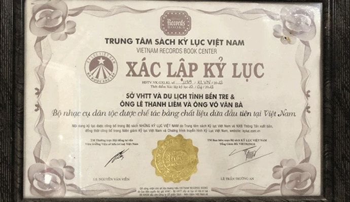 Bộ nhạc cụ từ dừa do Nghệ nhân Ba Bá làm ra được xác lập kỷ lục Việt Nam là “Bộ nhạc cụ dân tộc được chế tác bằng chất liệu dừa đầu tiên tại Việt Nam” vào năm 2012.