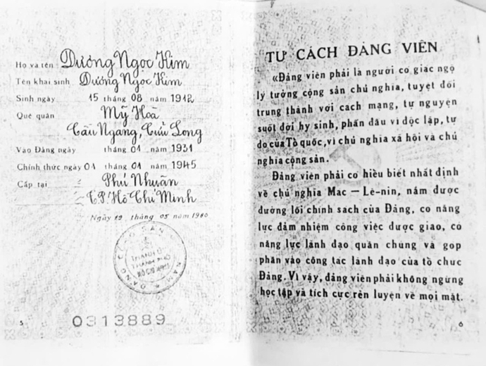 Tấm thẻ Đảng lịch sử của ông Dương Ngọc Kim được công nhận chính thức sau 14 năm kết nạp. Ảnh tư liệu