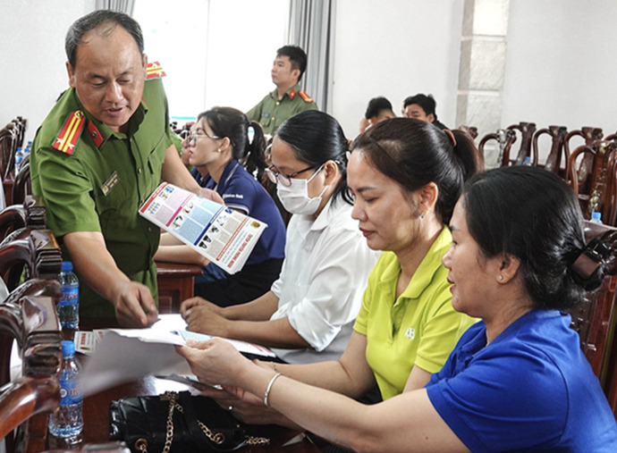 Công an TP Cần Thơ phát tờ rơi tuyên truyền thủ đoạn phạm tội để người dân cảnh giác, phòng ngừa, tham gia giữ gìn ANTT.