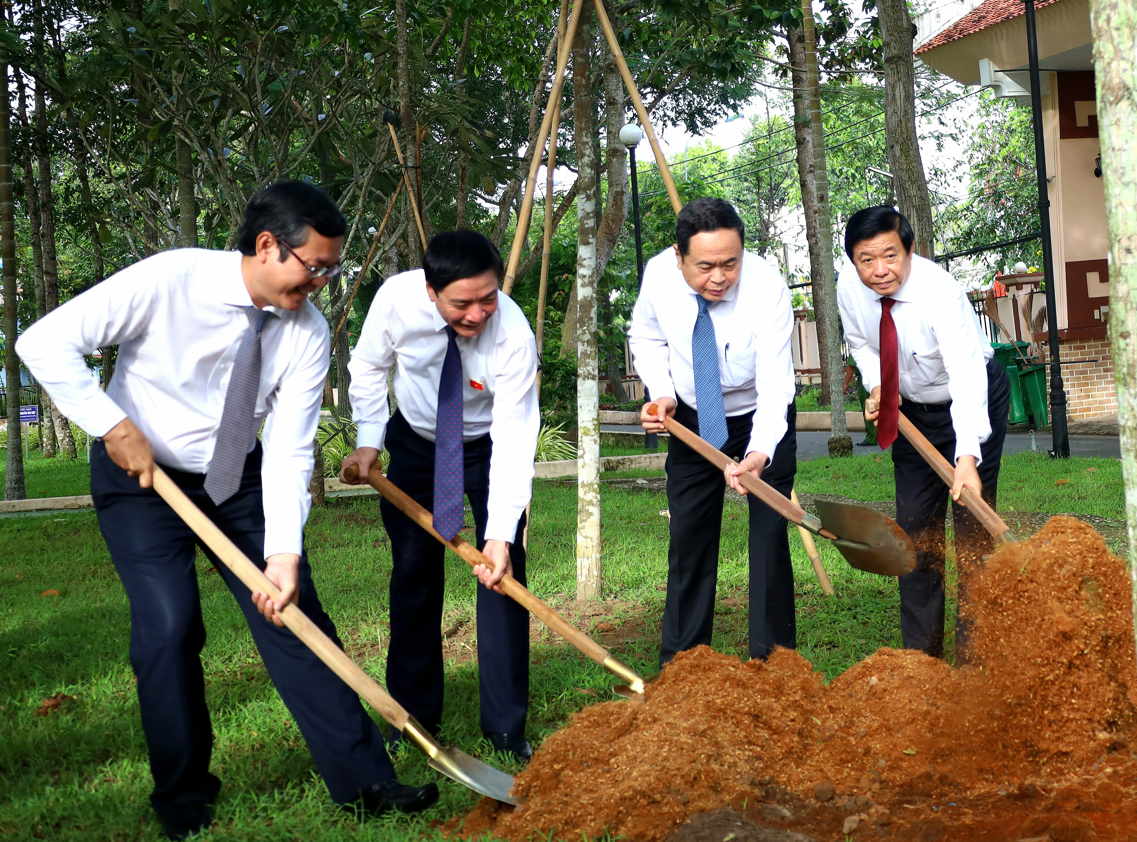 Chủ tịch Quốc hội Trần Thanh Mẫn và các đại biểu trồng cây tại Khu lưu niệm cố Chủ tịch Hội đồng Bộ trưởng Phạm Hùng.