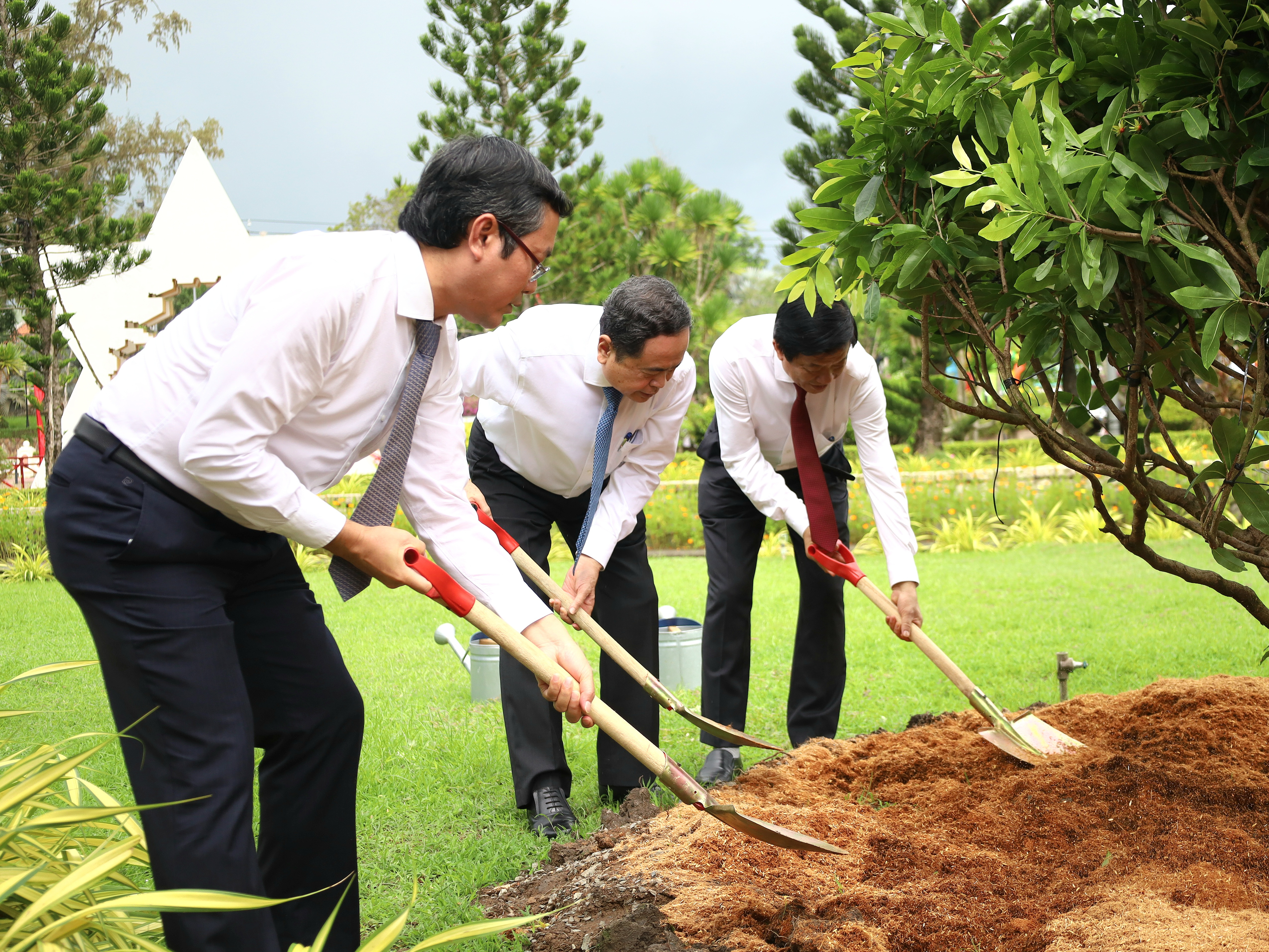 Chủ tịch Quốc hội Trần Thanh Mẫn và các đại biểu trồng cây tại Khu lưu niệm Khu lưu niệm cố Thủ tướng Chính phủ Võ Văn Kiệt.